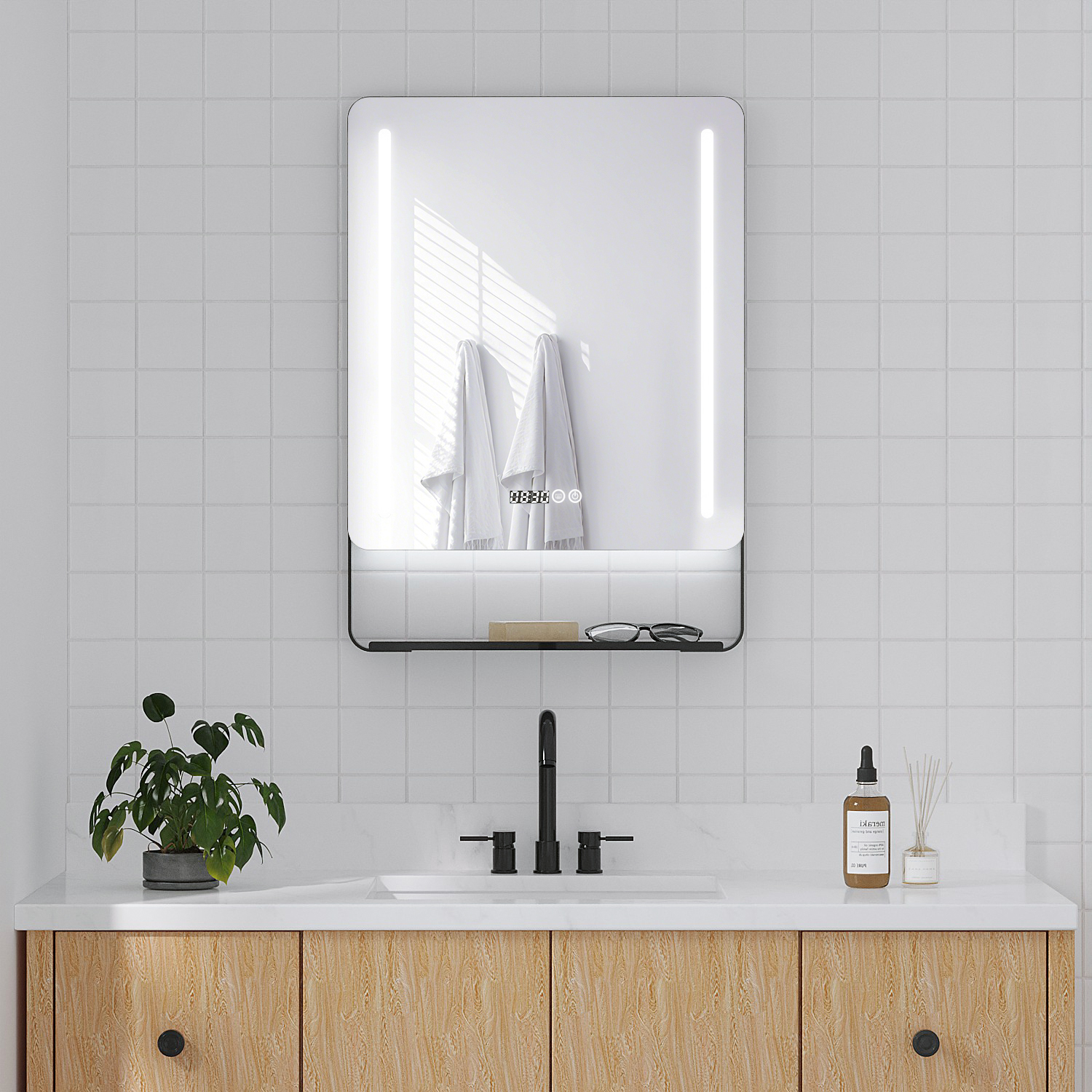 Ein modernes Badezimmer mit Spiegel und Lichtern, Handtüchern, einem Waschbecken und Holzschränken. Eine Pflanze und Accessoires stehen auf der Theke.