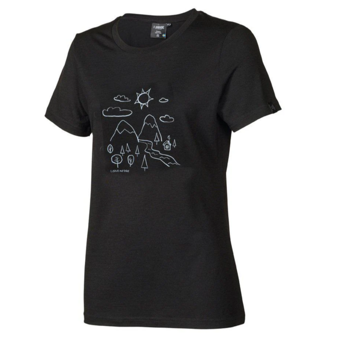 Schwarzes T-Shirt mit weißer Berglandschaftszeichnung. Sonne, Wolken, Bäume, Fluss und ein Haus sind dargestellt. Text: Hinterlasse keine Spuren.