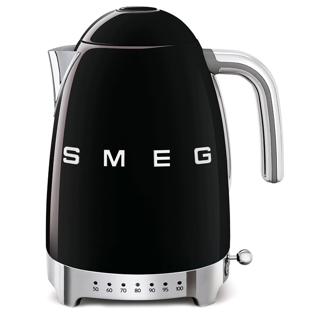 Krom kulp ve tabanlı siyah bir SMEG su ısıtıcısı. Sıcaklık göstergesi ve beyaz SMEG kelimesi vardır.
