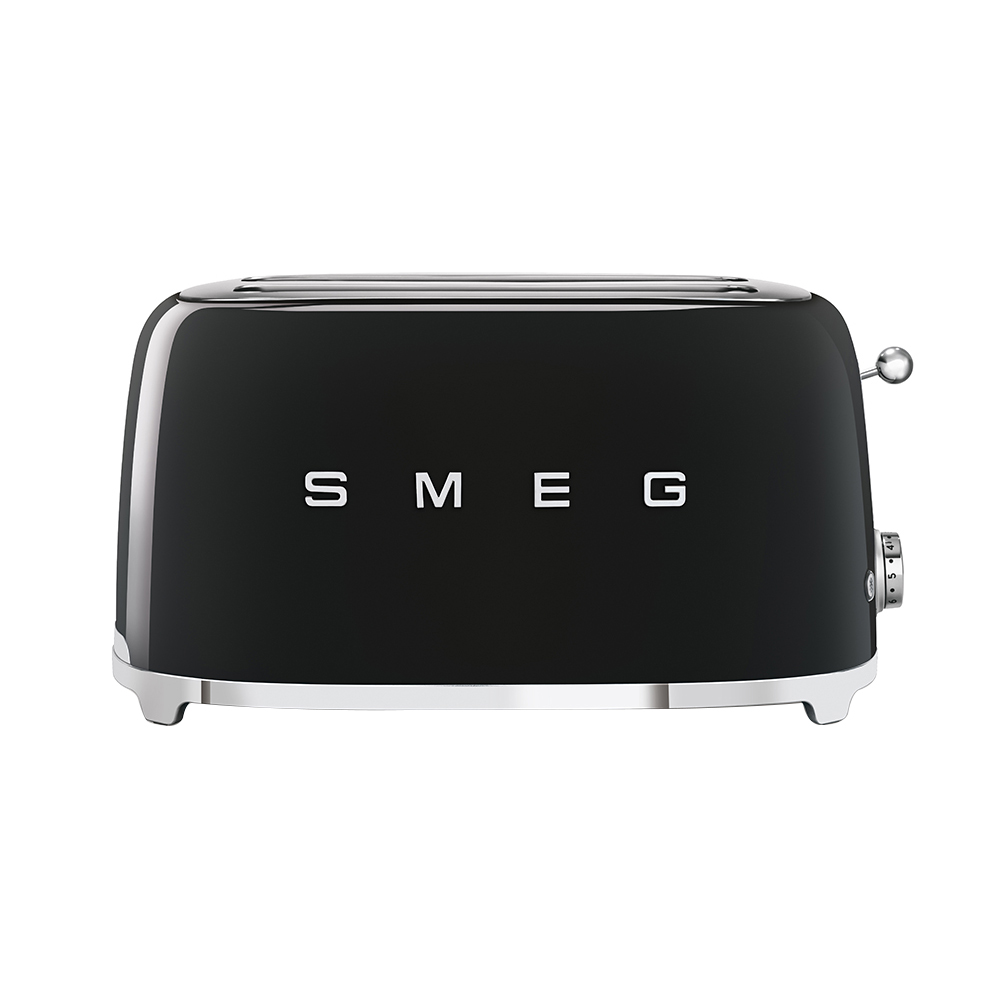 Krom detaylı siyah bir Smeg tost makinesi. SMEG kelimesi ön tarafta beyaz harflerle yazılmıştır. Yan tarafta bir kadran var.