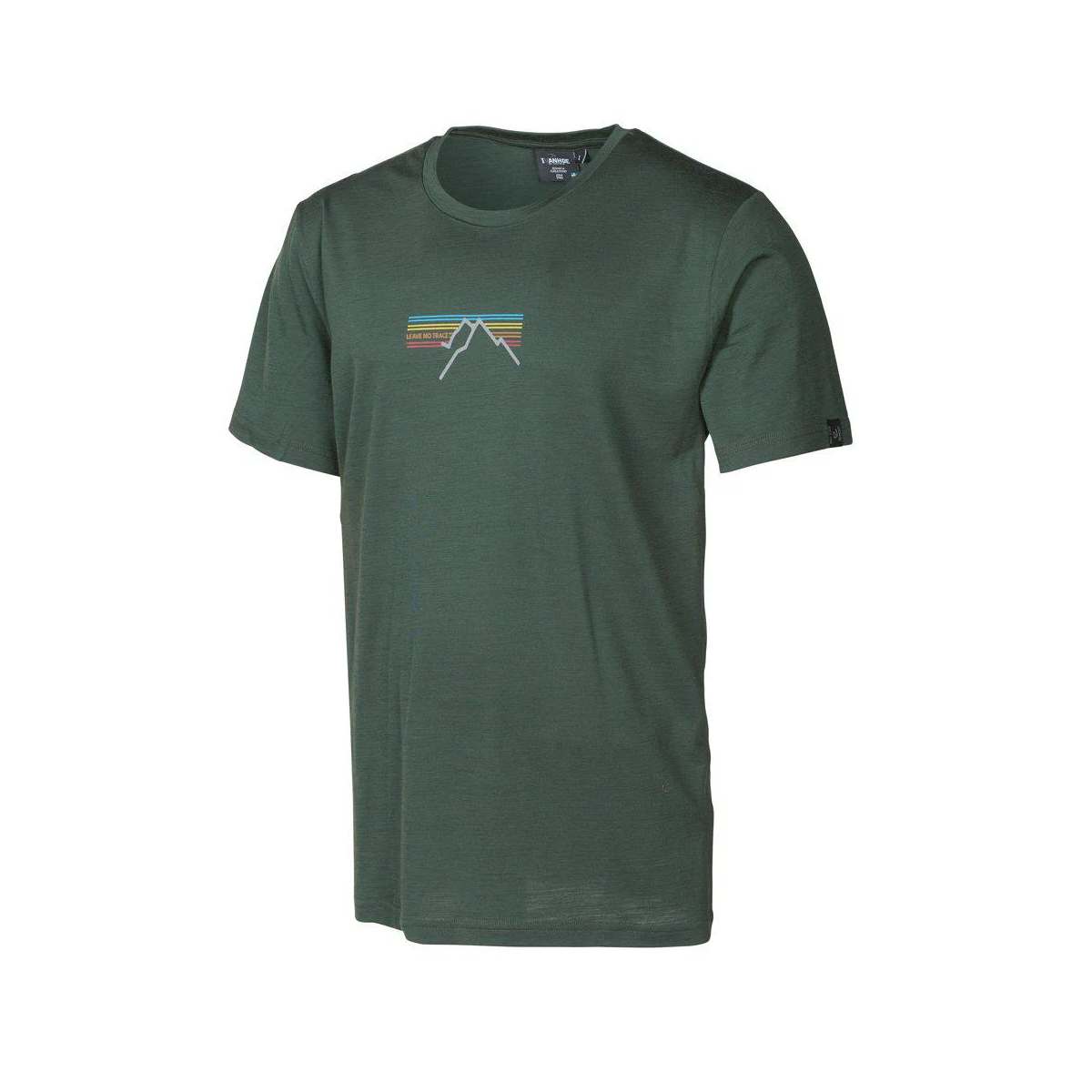 Grünes T-Shirt mit Berg- und Regenbogen-Design. Auf dem Shirt steht "Leave No Trace". Weißer Hintergrund.