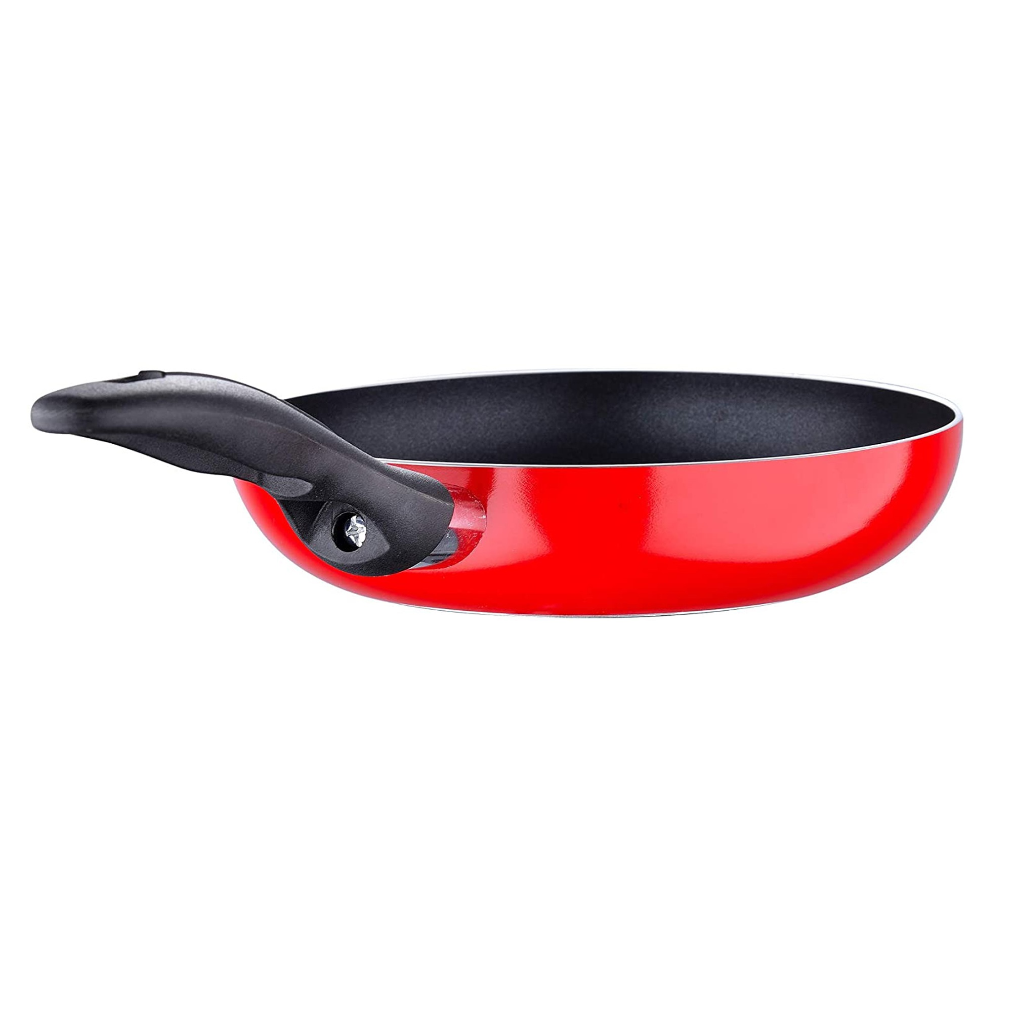 Una sartén roja con mango negro sobre fondo blanco. El interior de la sartén es negro.
