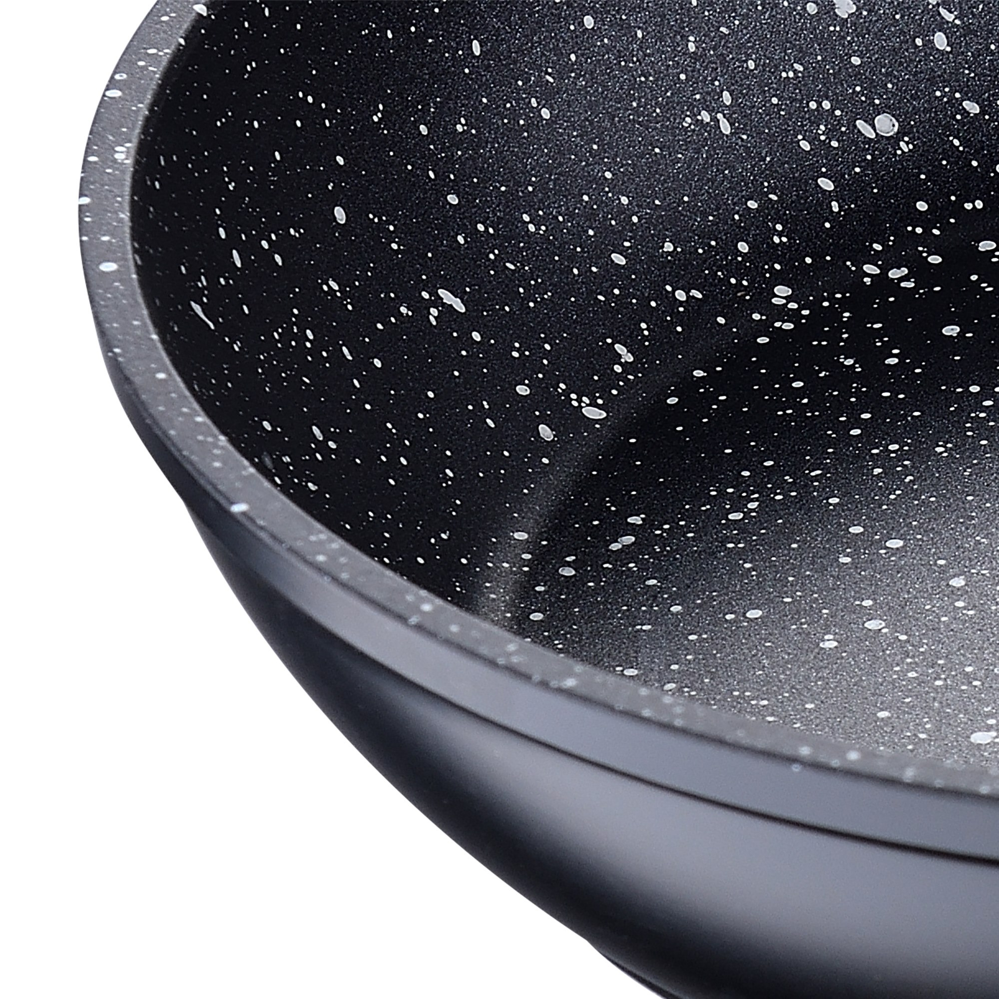 Primer plano de una sartén antiadherente. Interior negro con motas blancas. Borde y lateral gris oscuro.