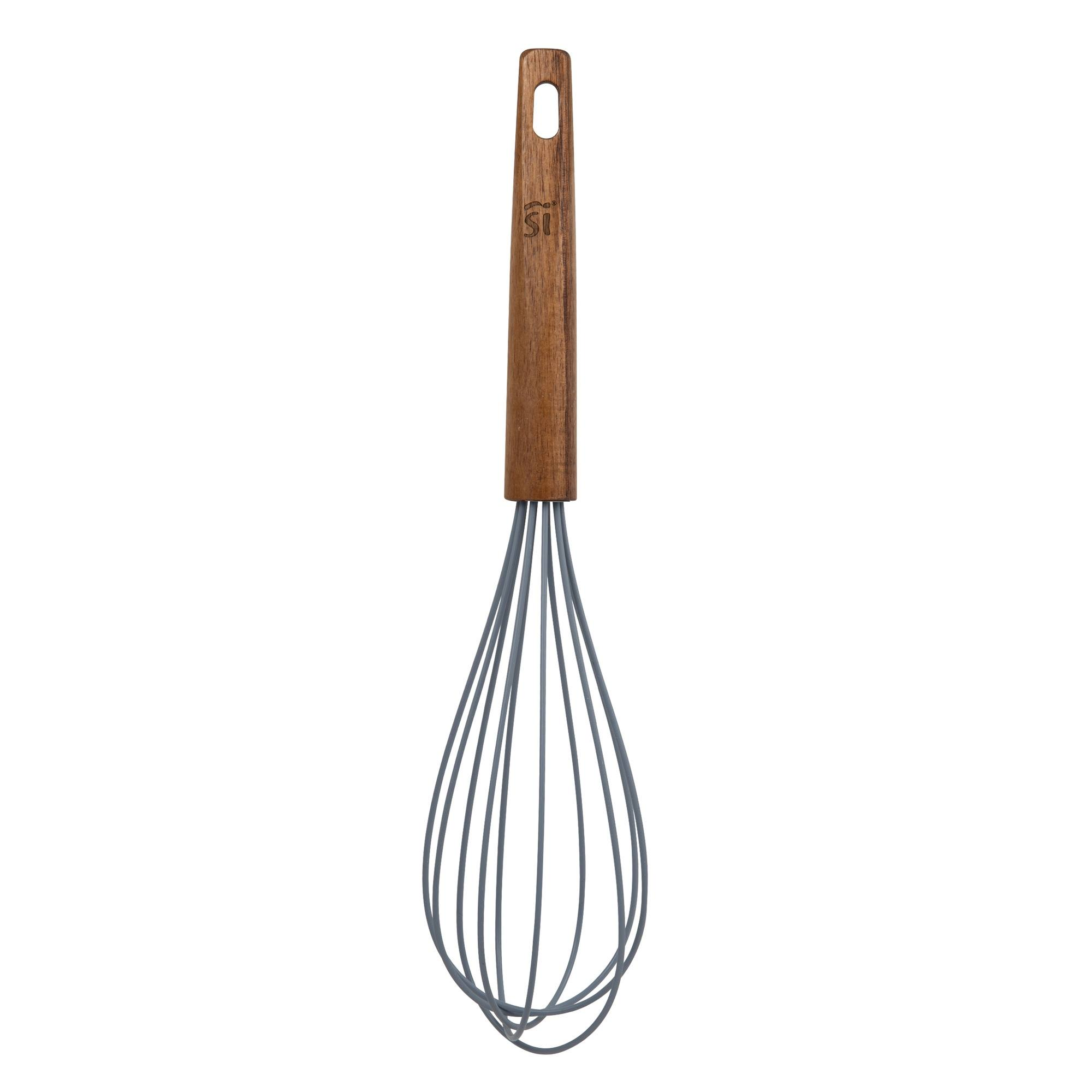Un batidor de cocina con mango de madera y alambres grises. El mango tiene un agujero para colgar.