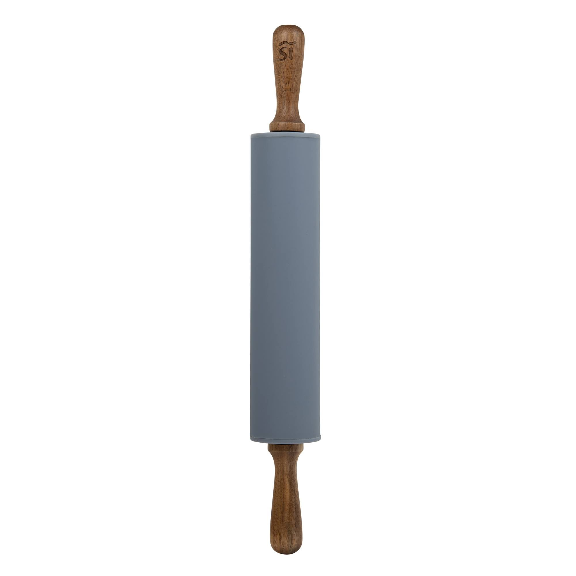 Un rodillo con mangos de madera y una parte rodante gris se coloca verticalmente sobre fondo blanco.
