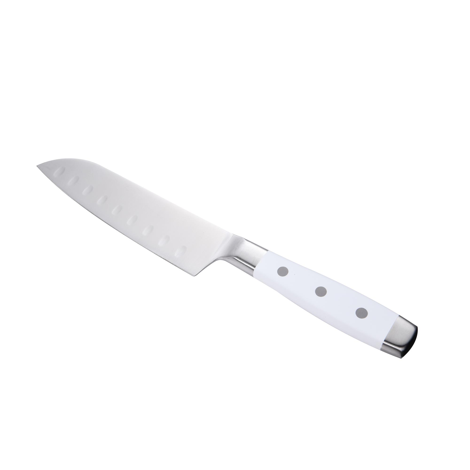 Un cuchillo de chef de acero inoxidable con mango blanco. La hoja tiene pequeños agujeros. El fondo es blanco.