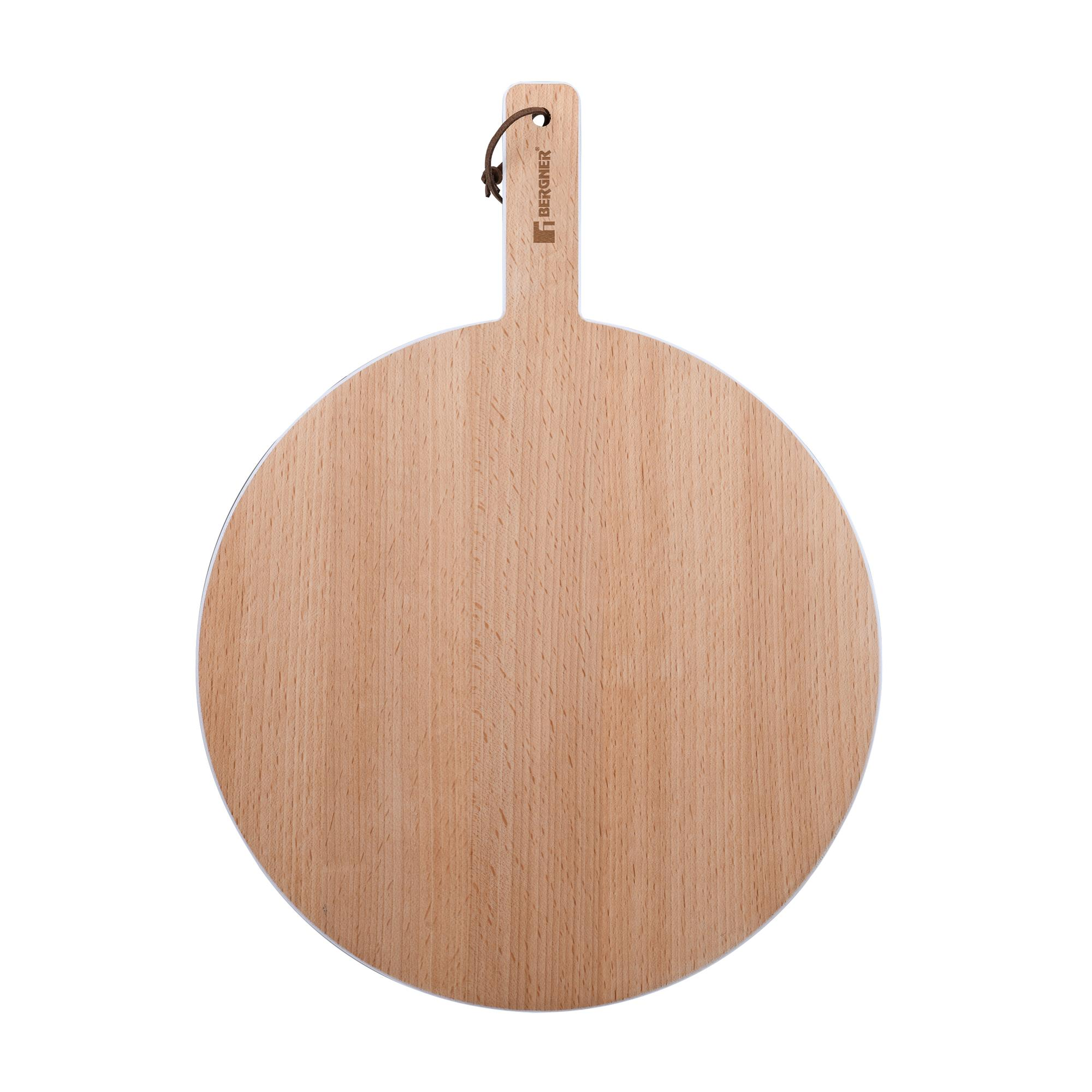 Una tabla redonda de madera para pizza con asa y lazo para colgar. La tabla es marrón claro con borde blanco.