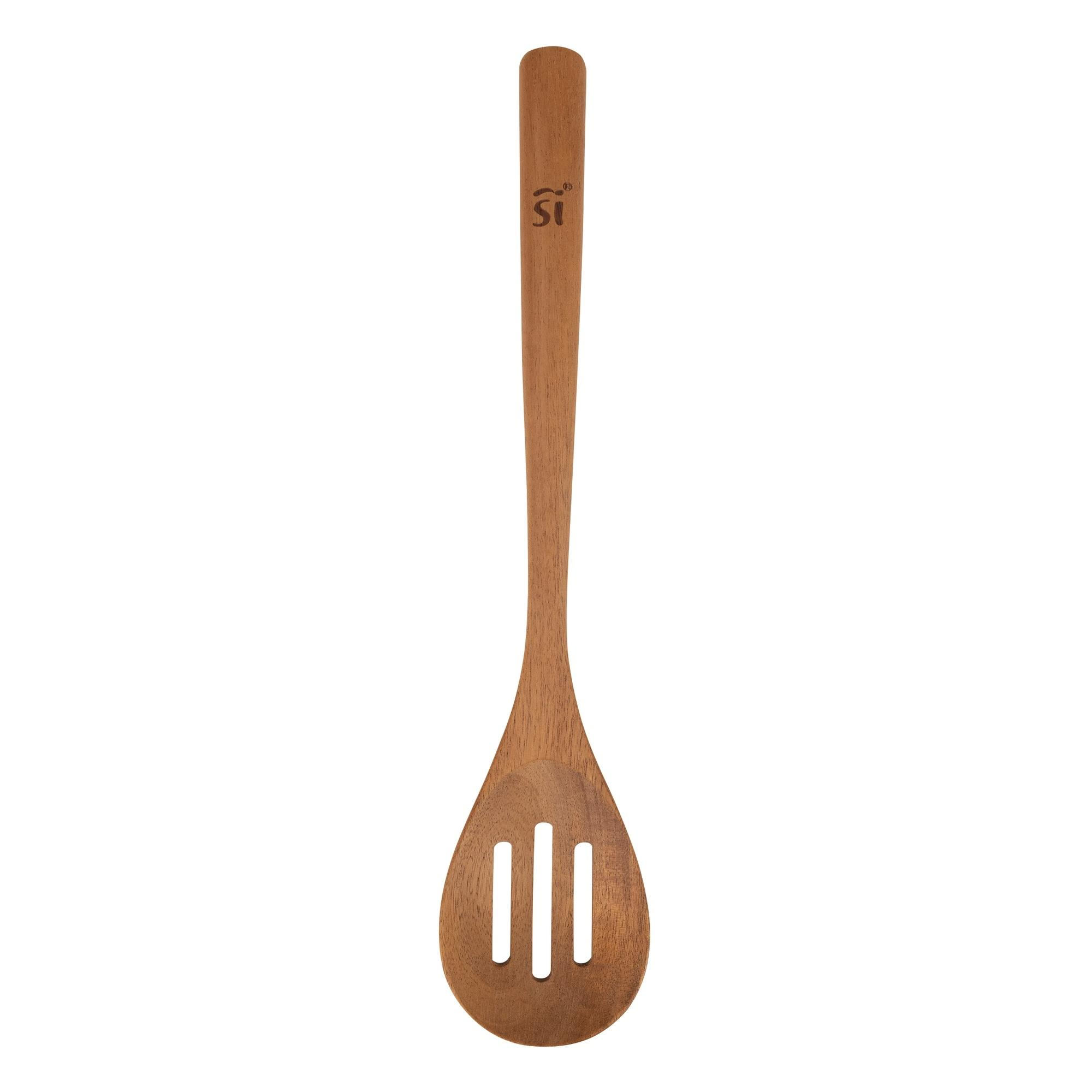 Una cuchara ranurada de madera. Tiene un mango largo y una cabeza ranurada con tres ranuras verticales.