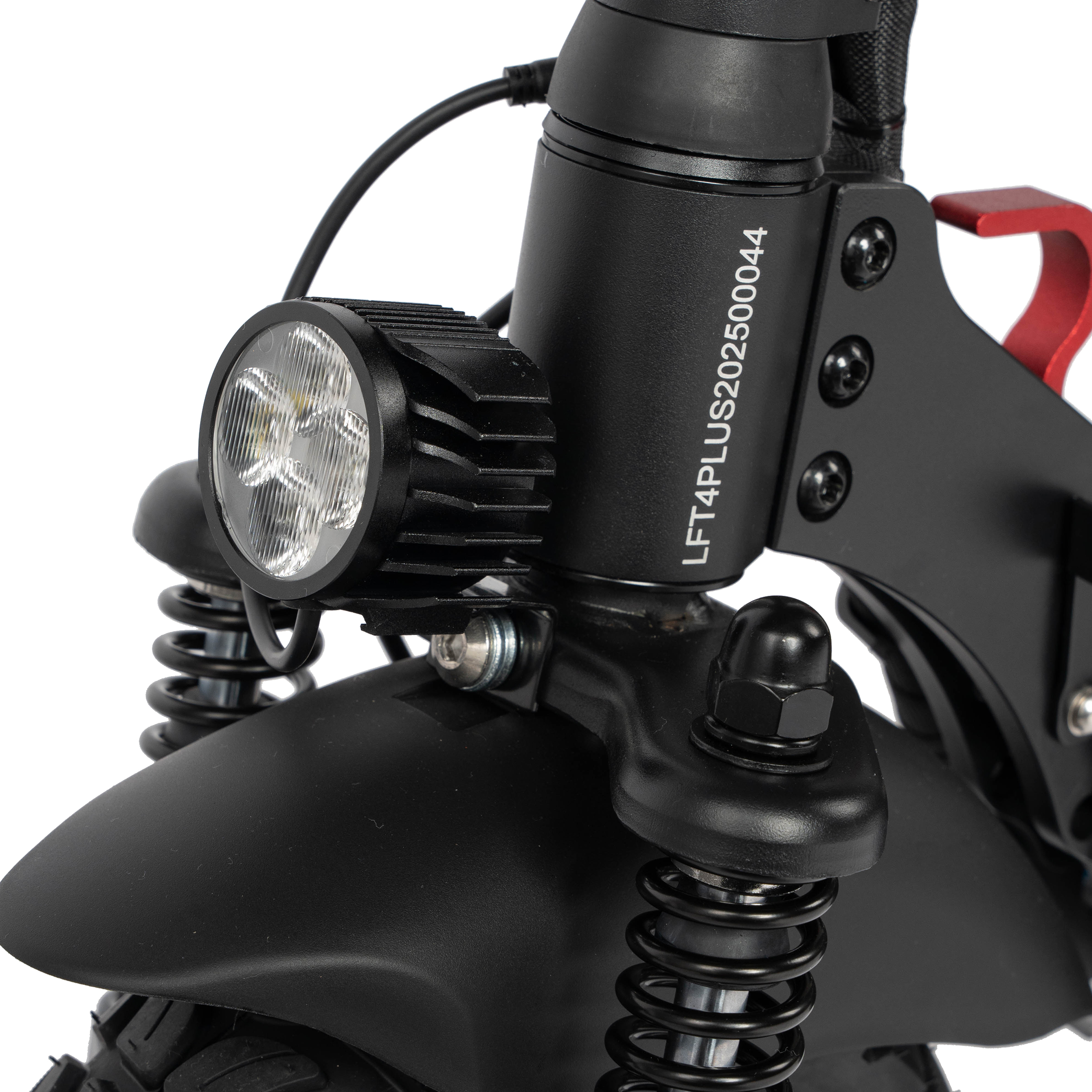 Zbliżenie przodu czarnej hulajnogi elektrycznej z reflektorem, zawieszeniem i błotnikiem.