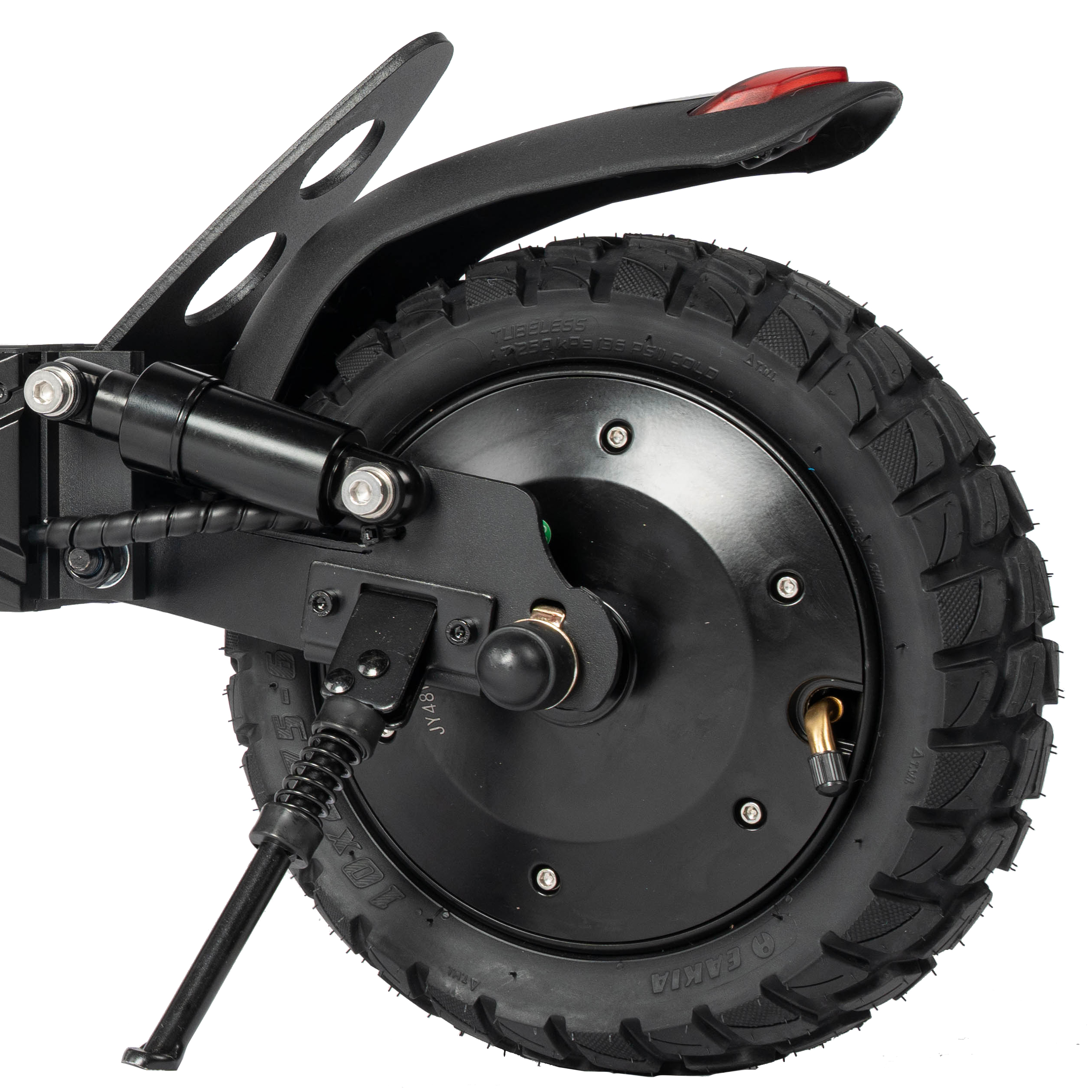 Zbliżenie czarnego koła hulajnogi elektrycznej, opony i elementów zawieszenia na białym tle.