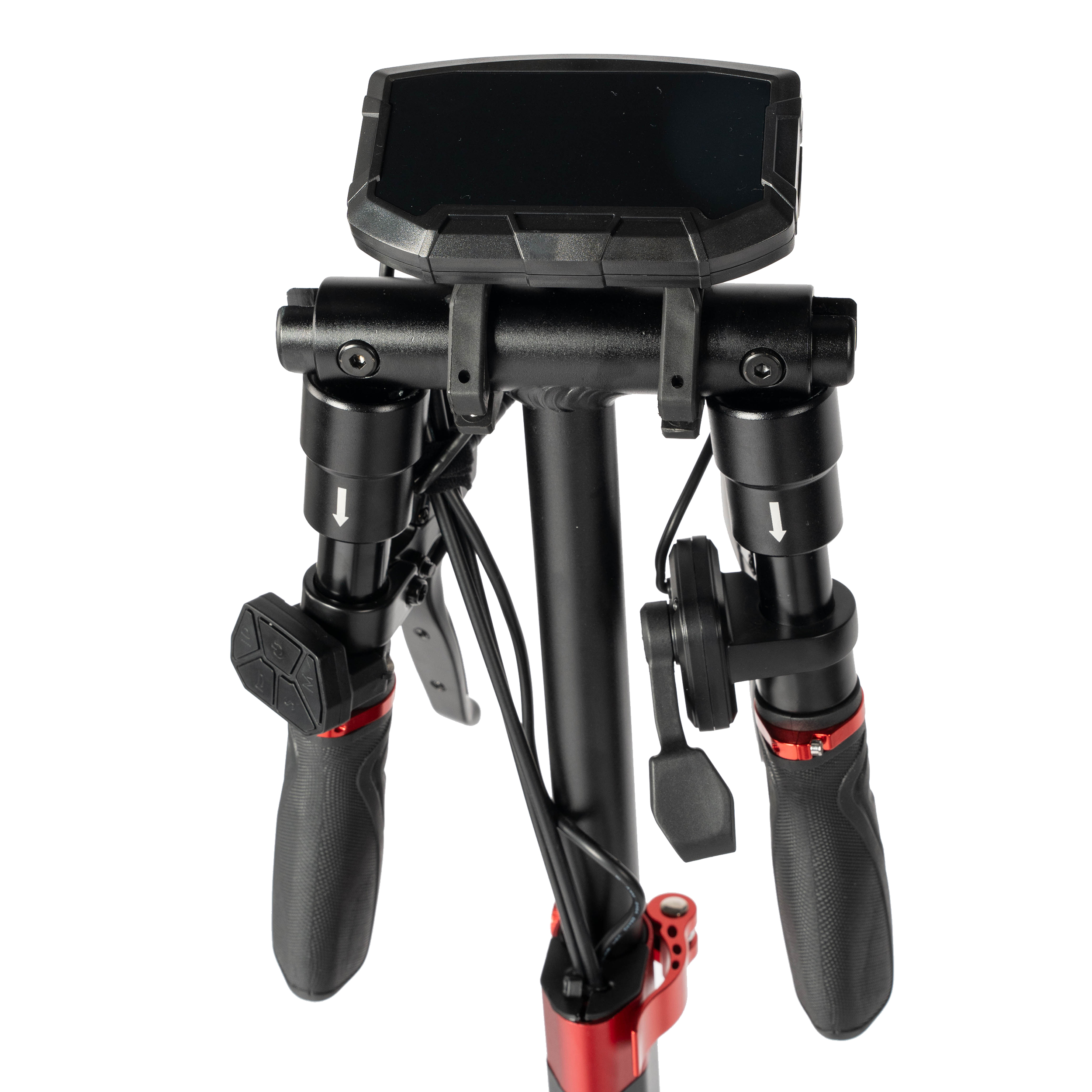 Zbliżenie kierownicy hulajnogi elektrycznej. Czarny wyświetlacz, uchwyty i mostek. Czerwone akcenty. Białe tło.