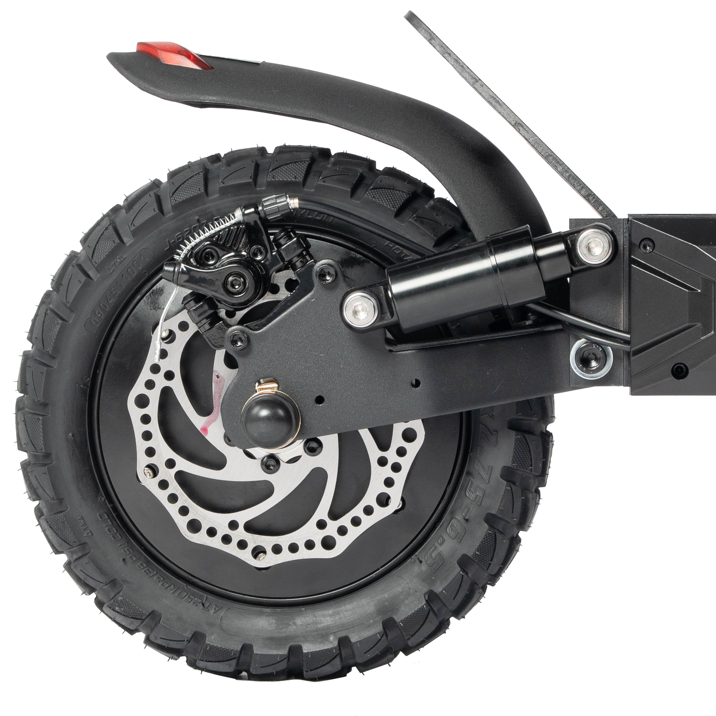 Zbliżenie czarnego koła skutera z hamulcem tarczowym, oponą, błotnikiem i czerwonym odblaskiem.