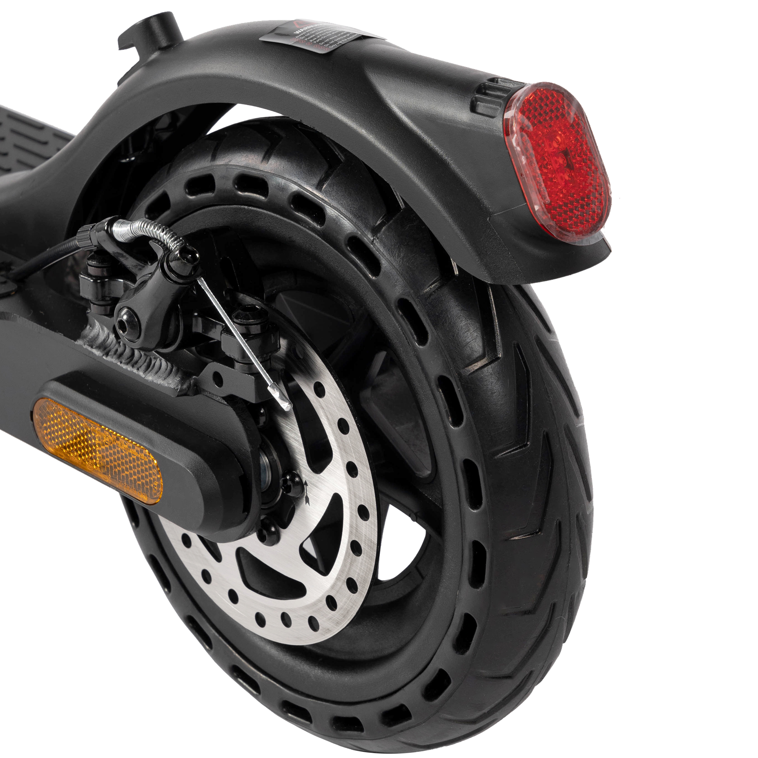 Zbliżenie czarnego koła hulajnogi elektrycznej, tarczy hamulcowej i czerwonego reflektora, na białym tle.