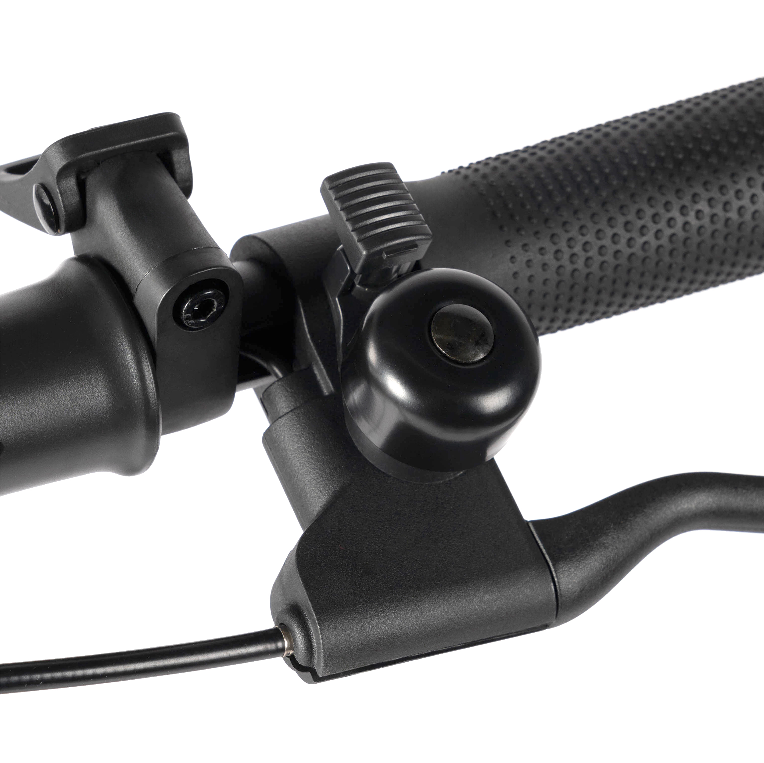 Zbliżenie czarnej kierownicy roweru, dzwonka i dźwigni hamulca na białym tle.