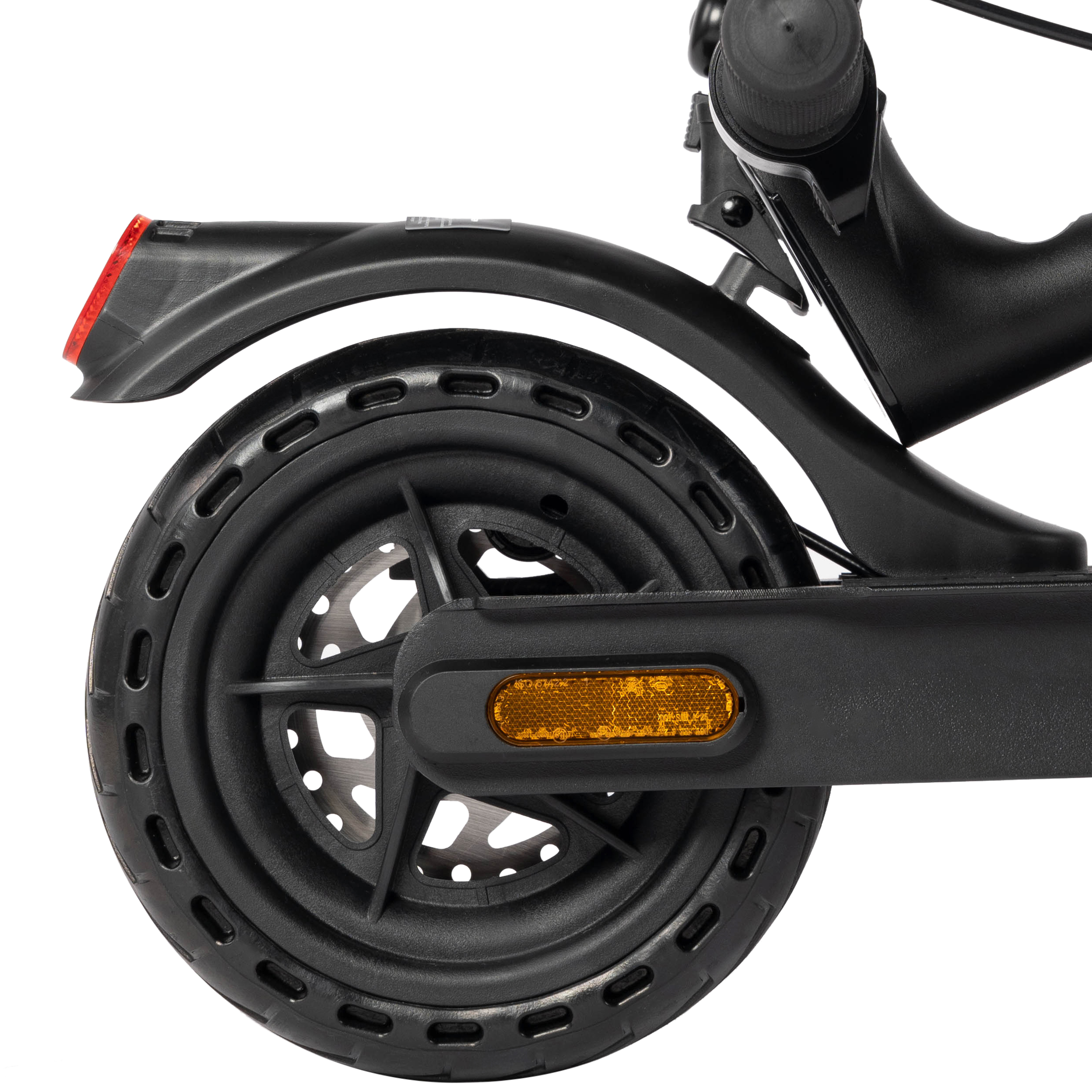 Zbliżenie czarnego koła hulajnogi elektrycznej. Posiada oponę, odblask i tarczę hamulcową na białym tle.