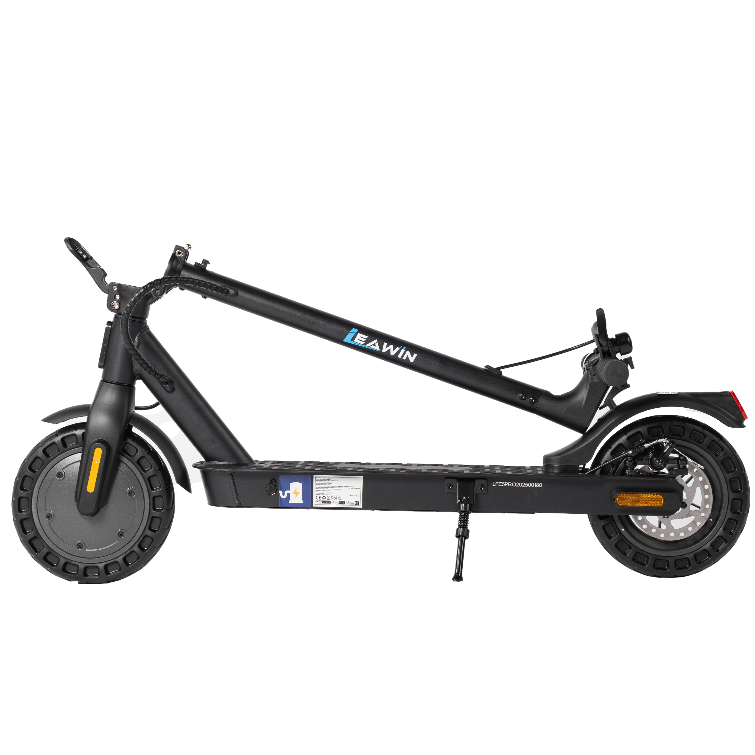 Czarna hulajnoga elektryczna na białym tle. Ma składaną konstrukcję, podpórkę i odblaski.