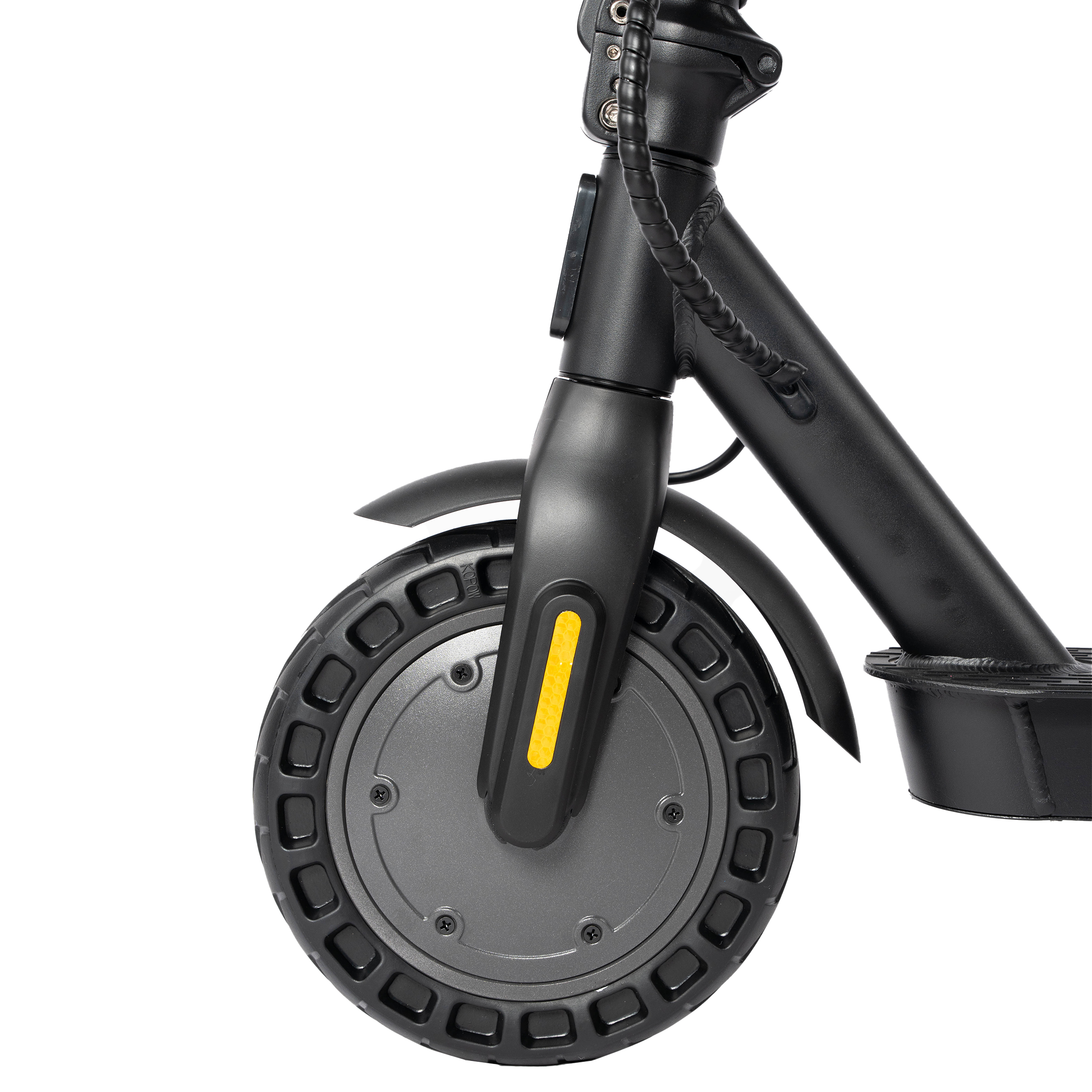 Zbliżenie czarnego koła hulajnogi elektrycznej i przedniego widelca. Na widelcu znajduje się żółty odblask.