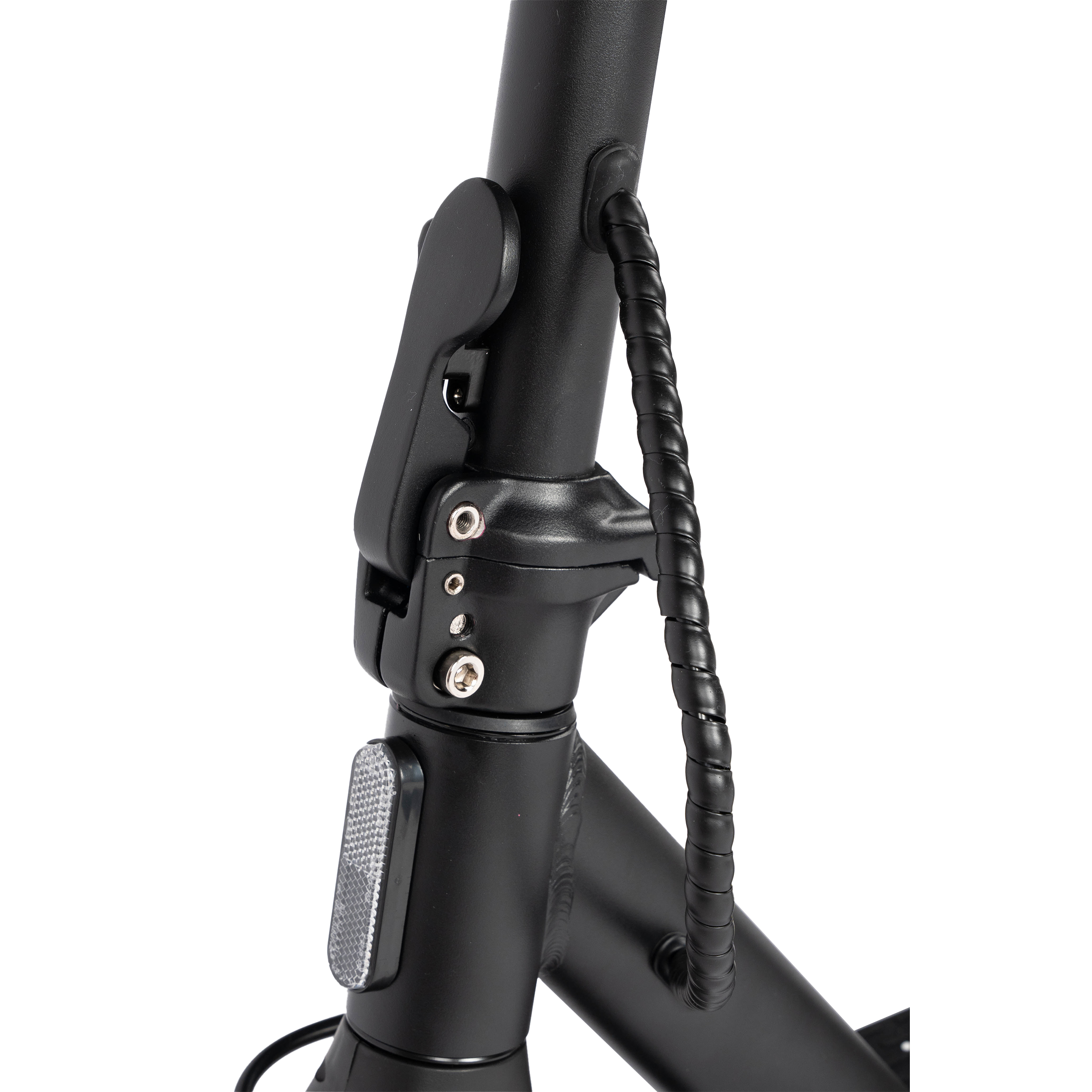 Zbliżenie czarnego mechanizmu składania skutera. Widoczne zawias, odblask i spiralny przewód.