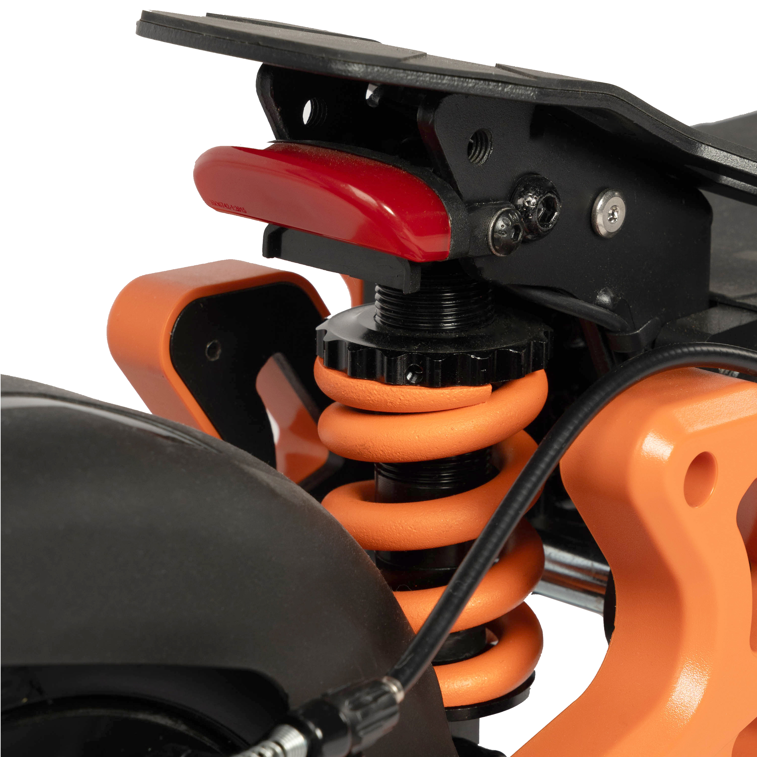 Zbliżenie systemu zawieszenia skutera. Pomarańczowa sprężyna, czarne elementy i czerwone światło stopu są widoczne.