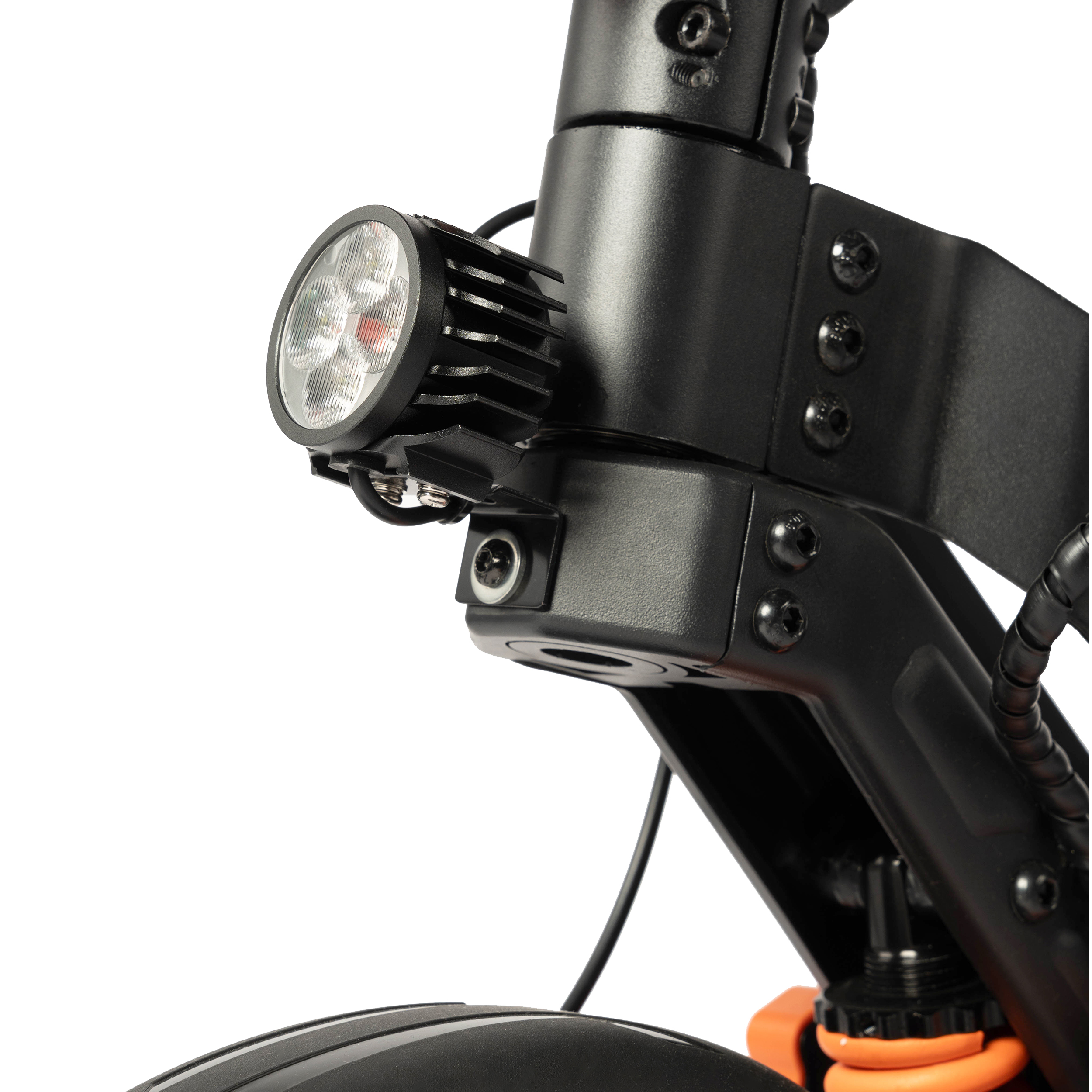 Zbliżenie przodu hulajnogi elektrycznej. Czarna rama, reflektor, śruby i pomarańczowe zawieszenie. Białe tło.