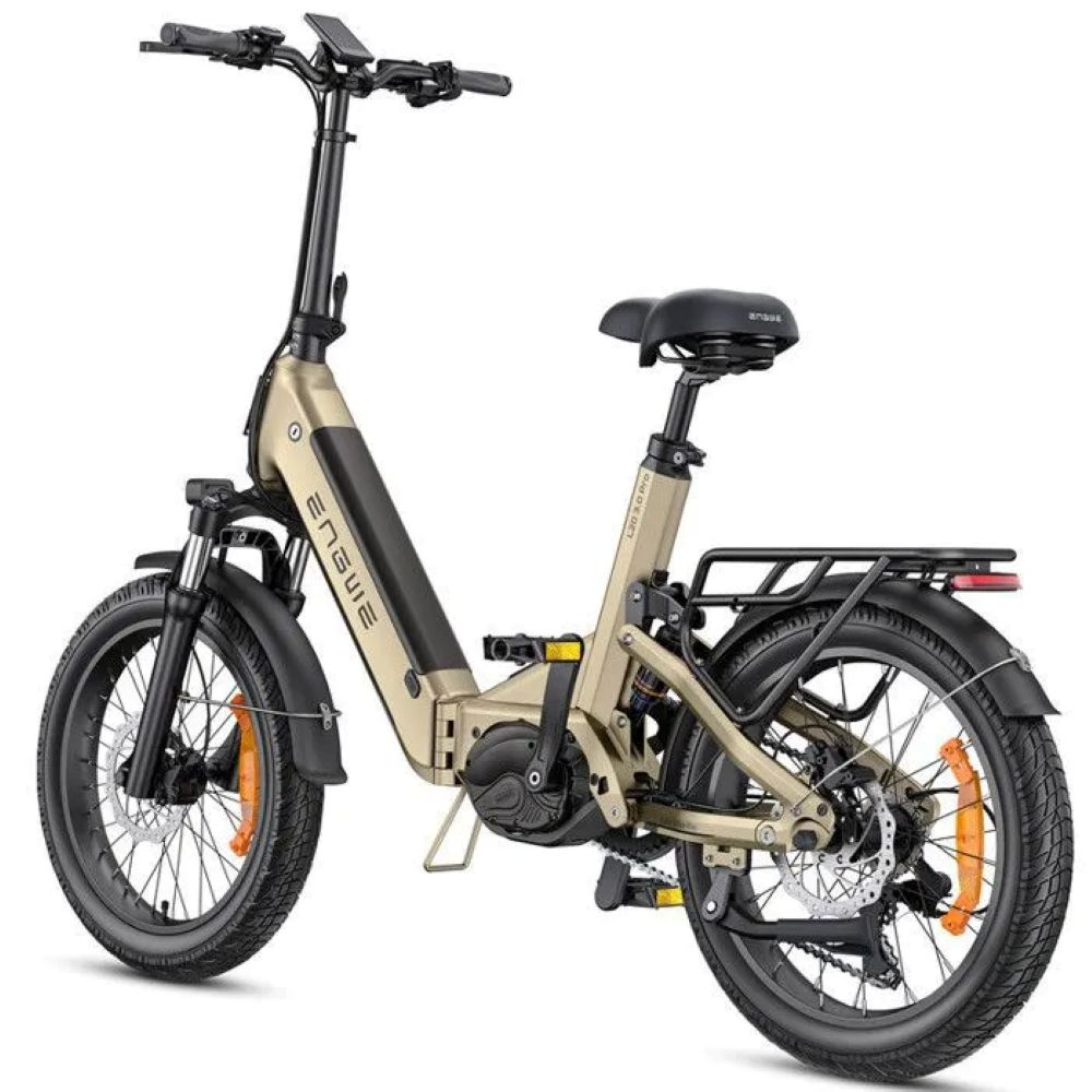 Una bici elettrica beige e nera. Ha pneumatici larghi, un portapacchi posteriore e il marchio 'ENGWE' sul telaio.