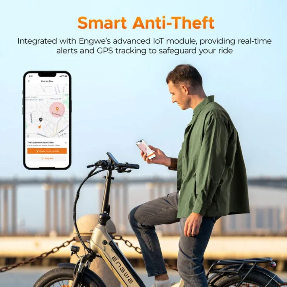 Uomo in bici guarda il telefono, mostrando il tracciamento GPS. Testo: Antifurto intelligente. Bici bianca e nera. Sfondo sfocato.