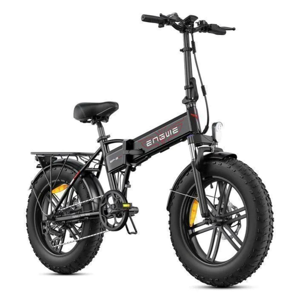 Bicicletta elettrica ENGWE nera su sfondo bianco. Ha pneumatici larghi, un portapacchi e una piccola sella.