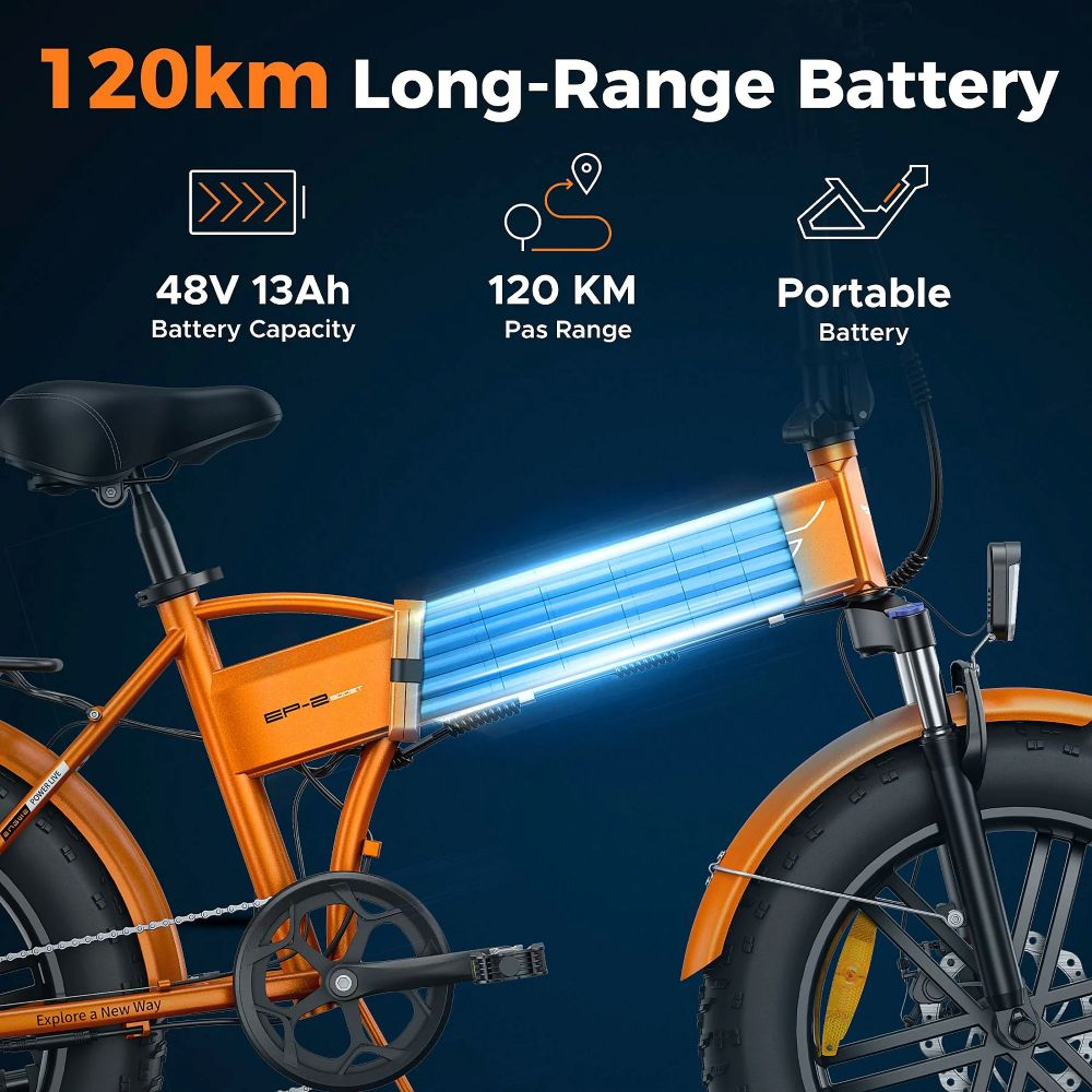 Una bicicletta elettrica arancione con batteria a lungo raggio, che mostra capacità della batteria, autonomia e portabilità su sfondo blu scuro.