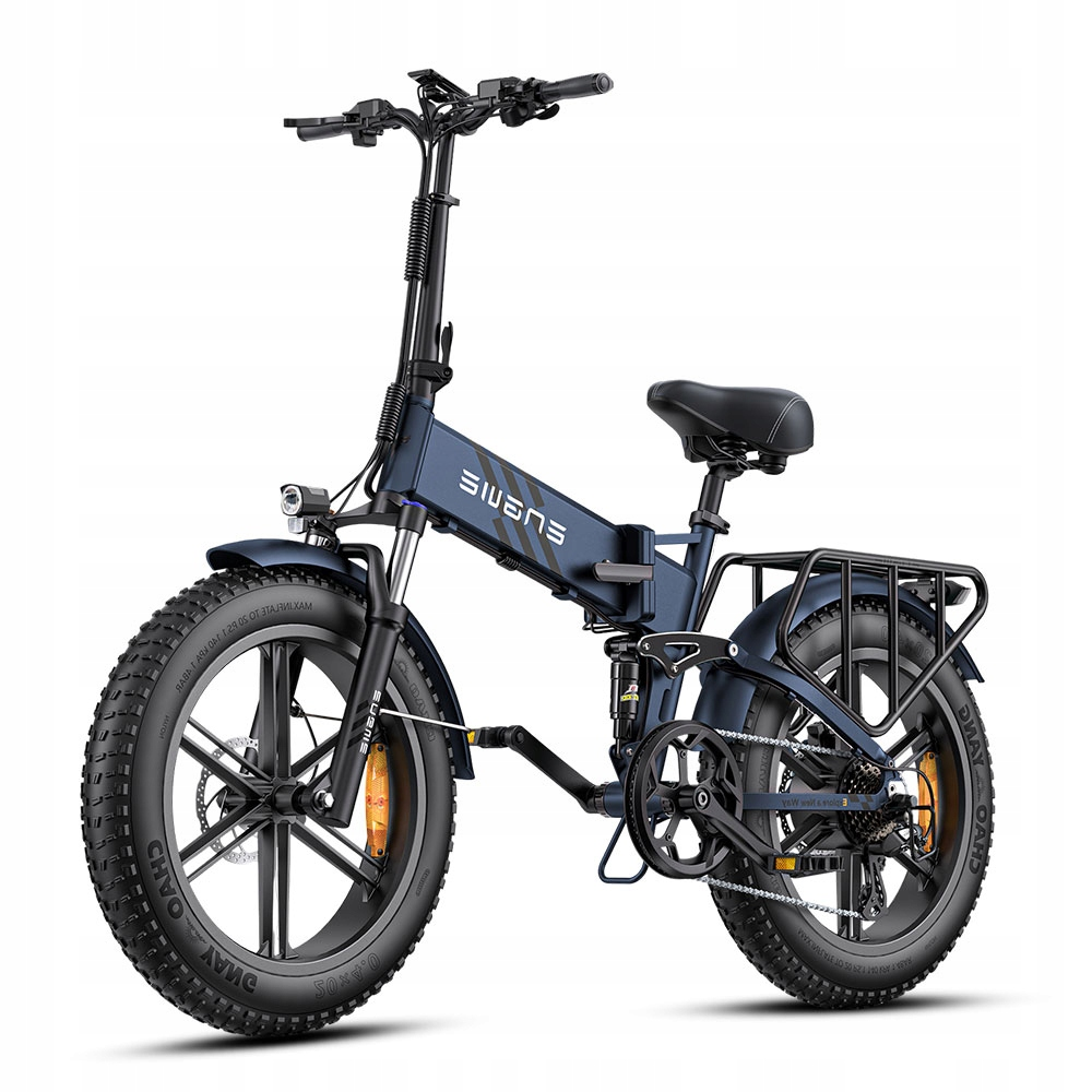 Una bicicleta eléctrica azul con neumáticos gruesos sobre fondo blanco. Tiene asiento negro y portaequipajes.