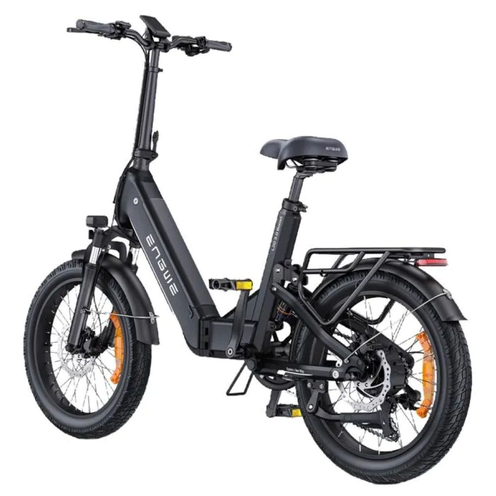Bicicletta elettrica ENGWE nera. Ha telaio, pneumatici e sella neri. Le ruote hanno catarifrangenti arancioni. La bici ha un portapacchi.