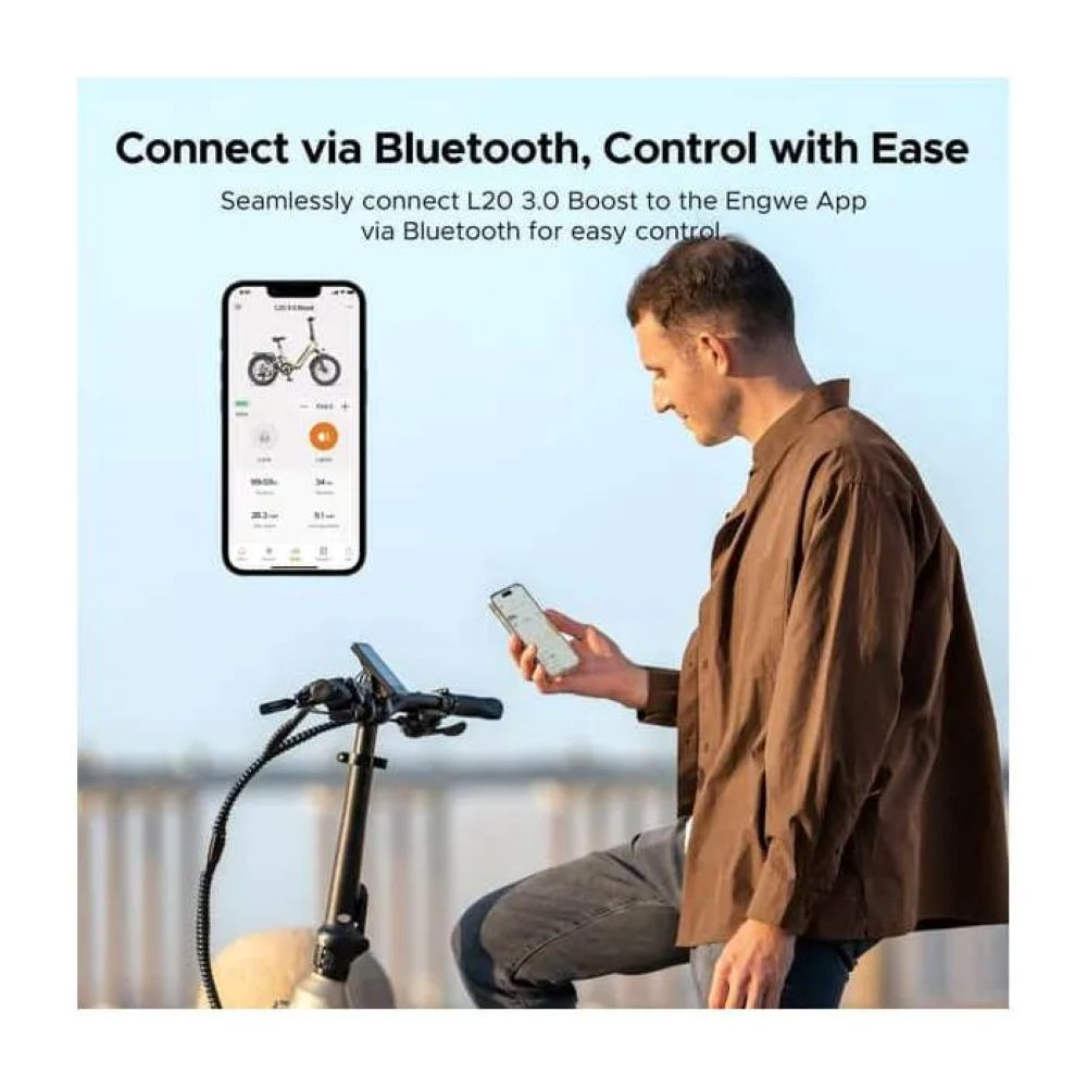 Un uomo usa un telefono per controllare un monopattino elettrico. Il telefono mostra un'interfaccia dell'app. Testo: Connettiti via Bluetooth, controlla con facilità.