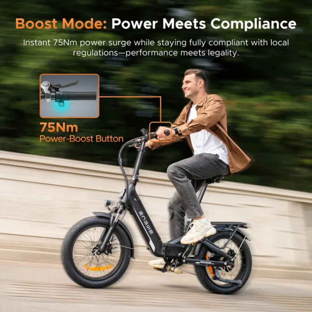 Un uomo guida una e-bike ENGWE nera. Il testo dice 'Boost Mode' e '75Nm Power-Boost Button'. L'uomo sorride, indossa una giacca marrone.
