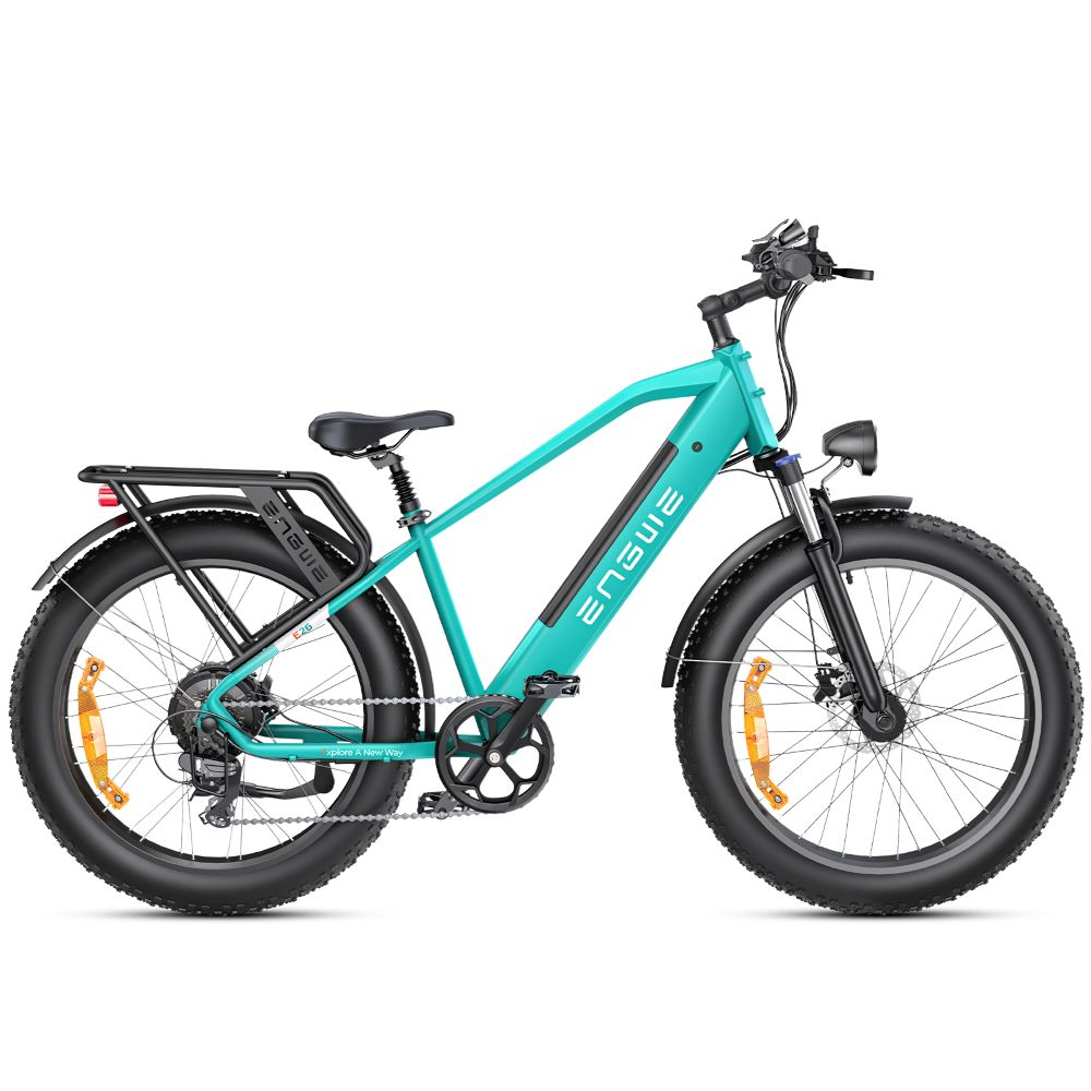 Una bicicleta eléctrica ENGWE turquesa con neumáticos anchos. Tiene asiento, portaequipajes y guardabarros negros. Hay reflectores.