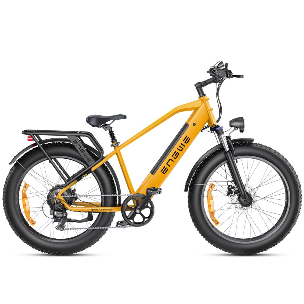 Bicicleta eléctrica amarilla con neumáticos, portaequipajes y asiento negros. El cuadro tiene la palabra ENGWE. Faros y reflectores naranjas visibles.