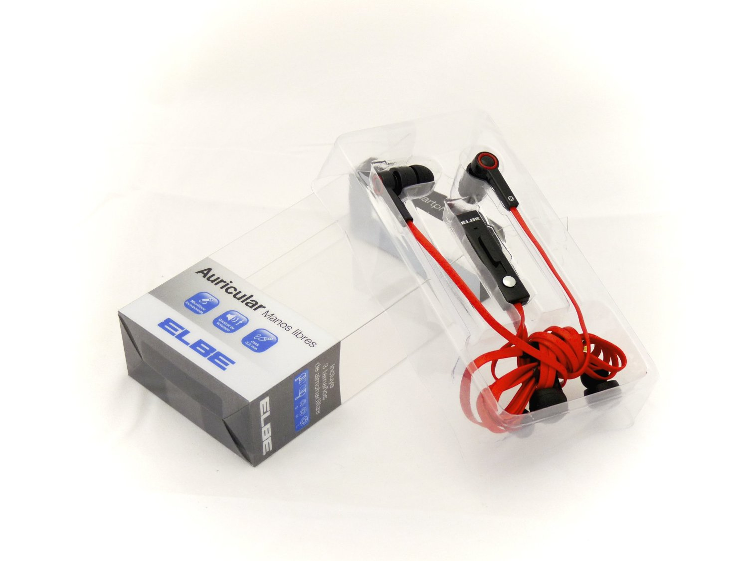 Słuchawki z czerwonymi kablami i czarnymi słuchawkami w plastikowym opakowaniu, obok pudełka z napisem 'Auricular Manos libres' i marką ELBE.
