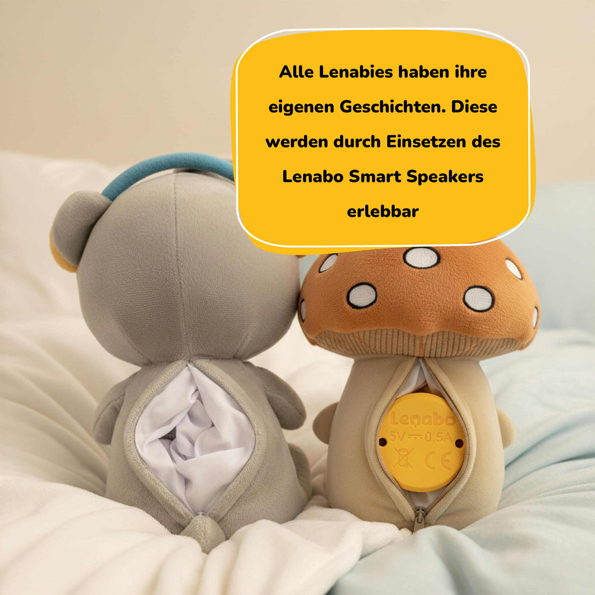 Zwei Stofftiere, eine Maus und ein Pilz, auf einem Bett. Text auf einer gelben Blase lautet 'Lenabo Smart Speakers'.