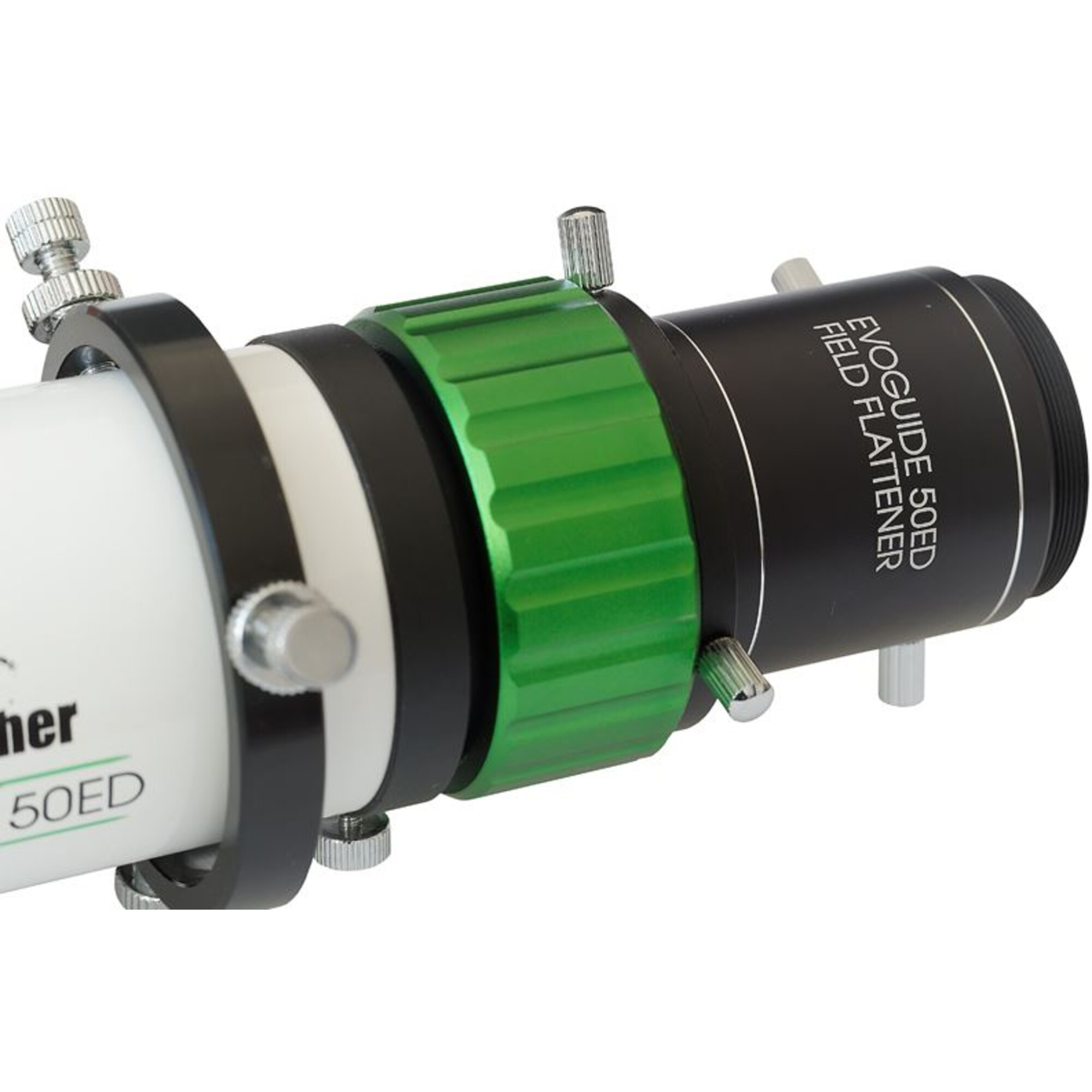 Un telescopio con un anello verde al centro. Il corpo è bianco e nero. Il testo 'EVOGUIDE 50ED FIELD FLATTENER' è visibile.