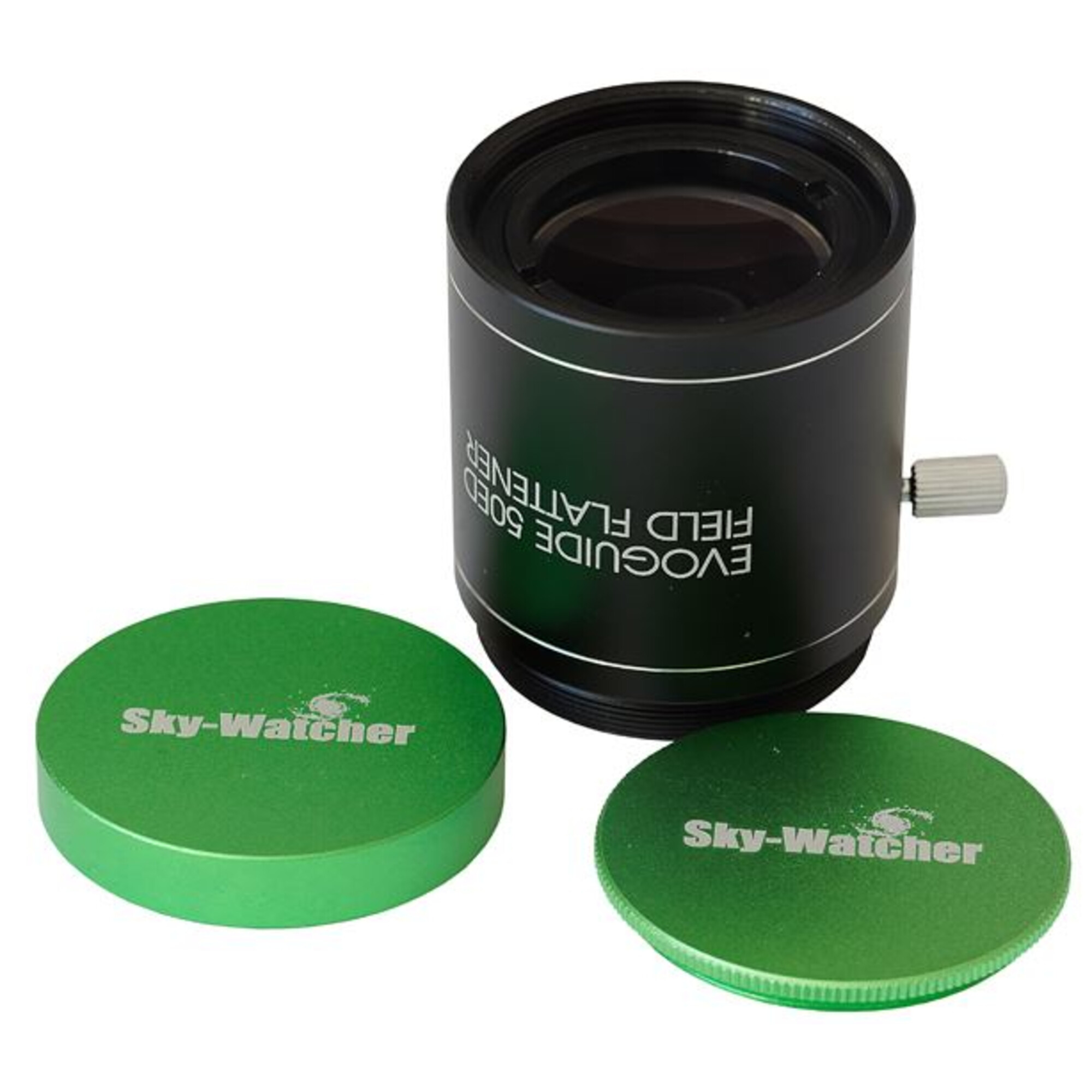 Una lente per telescopio nera con coperture verdi. Le coperture hanno il testo Sky-Watcher. Testo dell'obiettivo: EVOGUIDE 50ED FIELD FLATTENER.