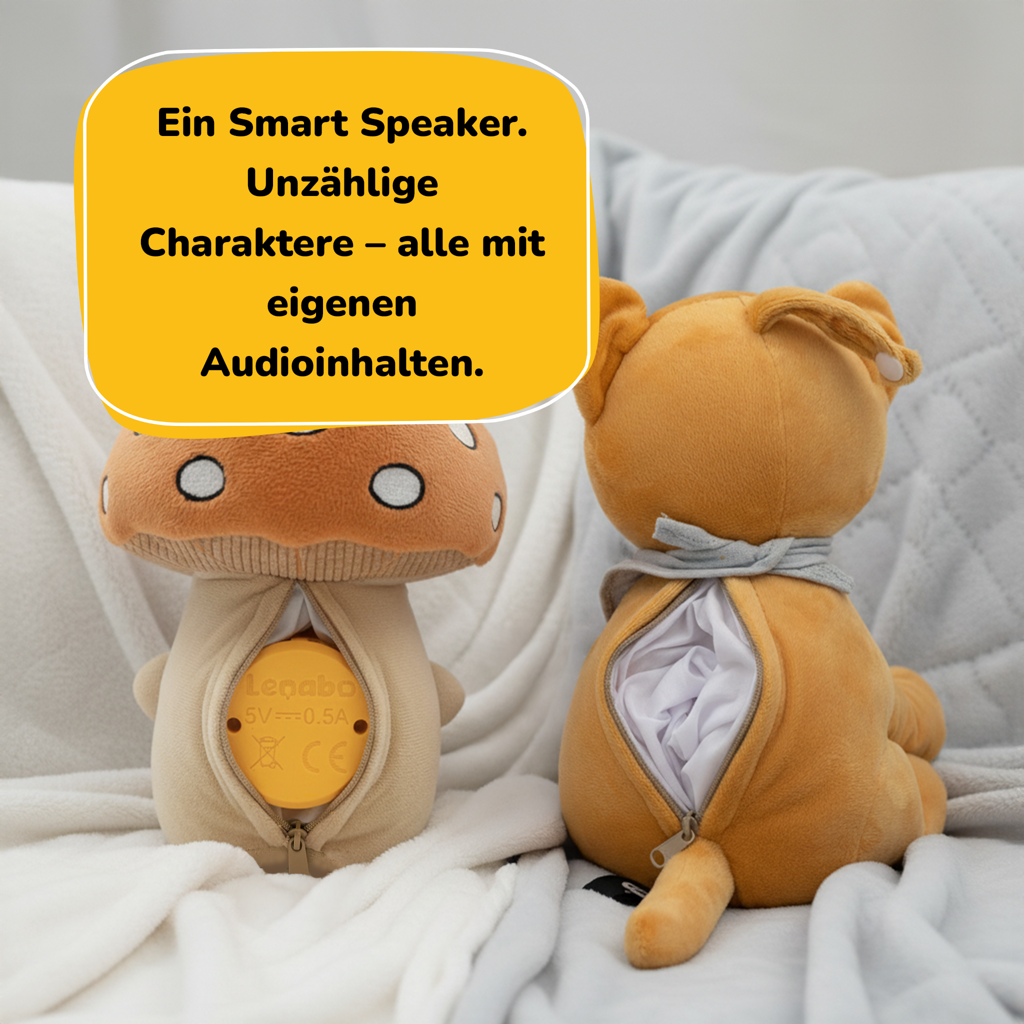 Zwei Plüschtiere, ein Pilz und ein Bär, mit geöffneten Reißverschlüssen, die Lautsprecher freigeben. Text auf einer gelben Blase.