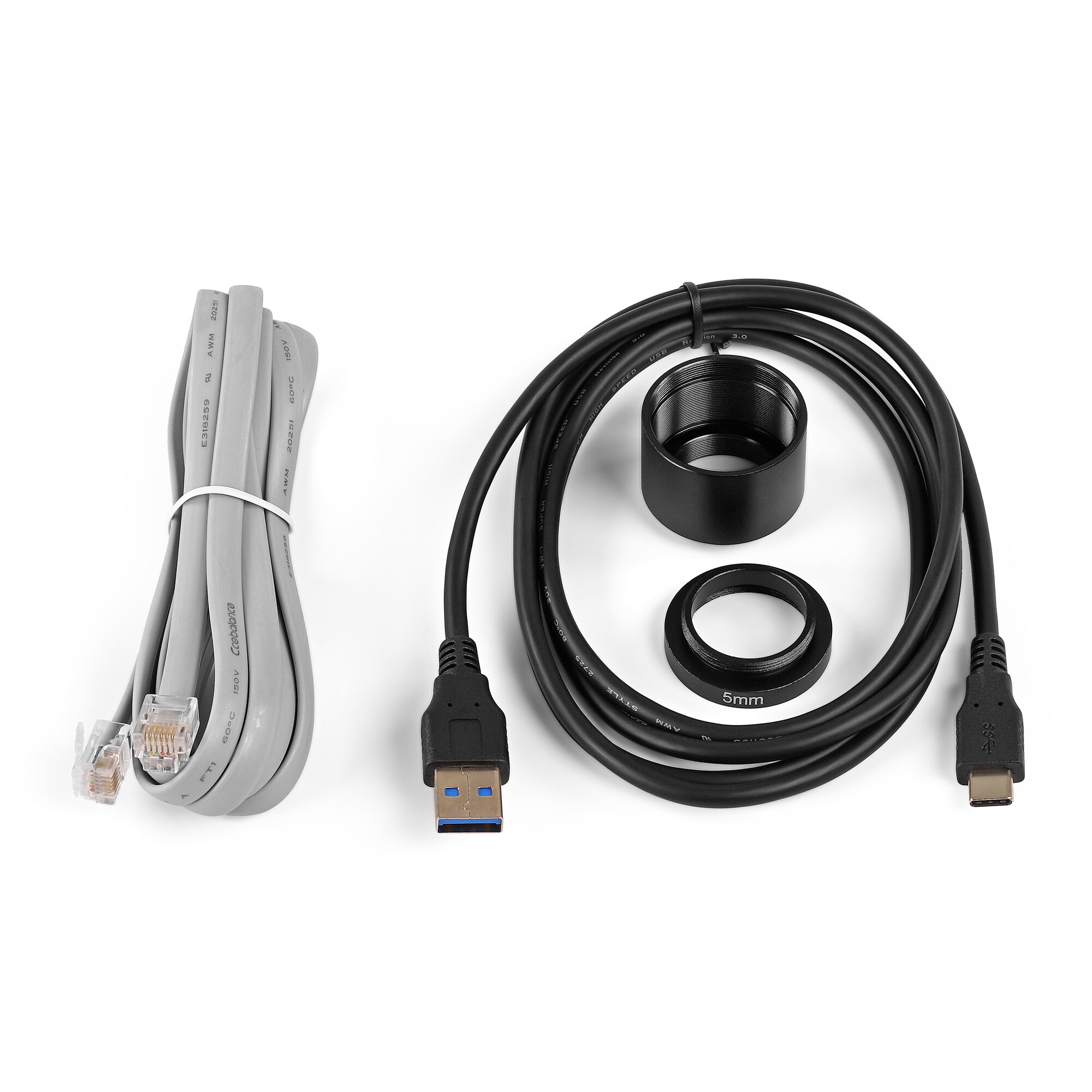 Das Bild zeigt Kabel, Anschlüsse und schwarze Ringe. Graue Kabel sind gebündelt. USB- und andere Anschlüsse sind sichtbar.