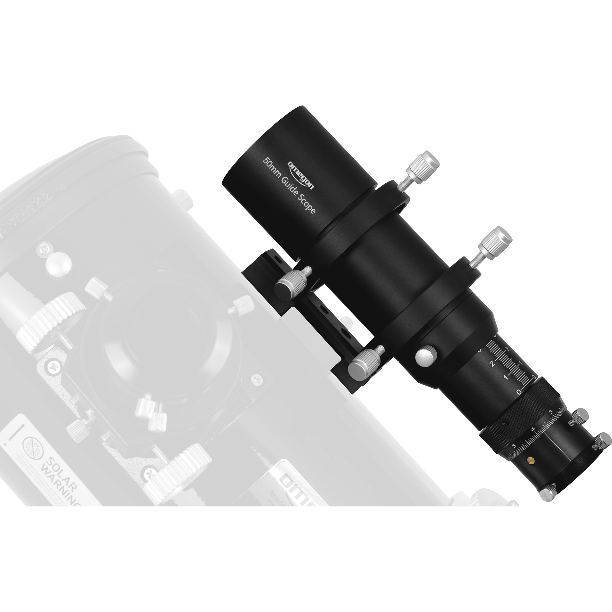 Ein schwarzes Omegon 50mm Guide Scope mit silbernen Einstellknöpfen ist nach rechts abgewinkelt. Im Hintergrund ist ein verschwommenes Teleskop zu sehen.