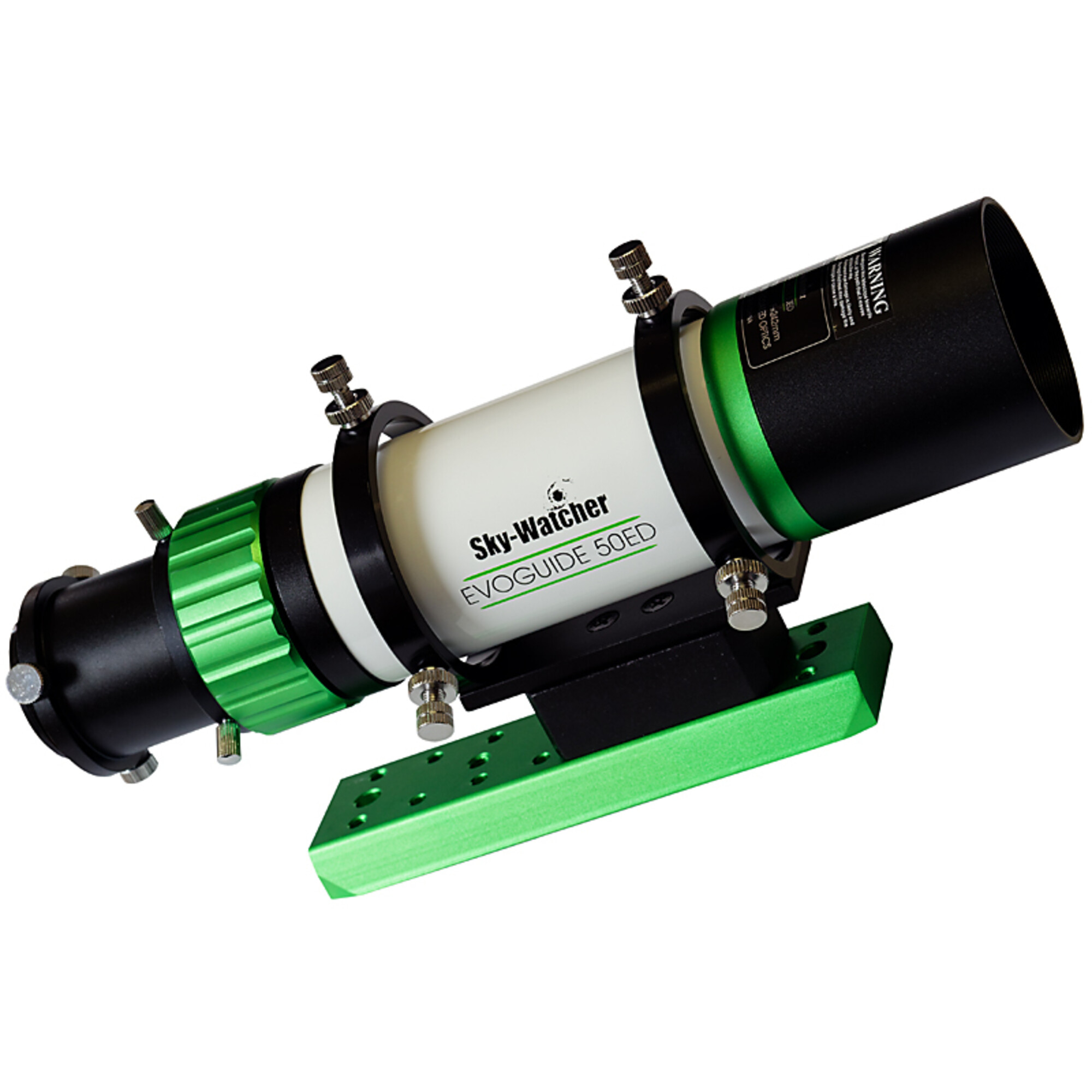Ein Sky-Watcher Evoguide 50ED Teleskop. Es hat ein weißes Rohr, grüne Akzente und eine schwarze Linse. Es ist montiert.