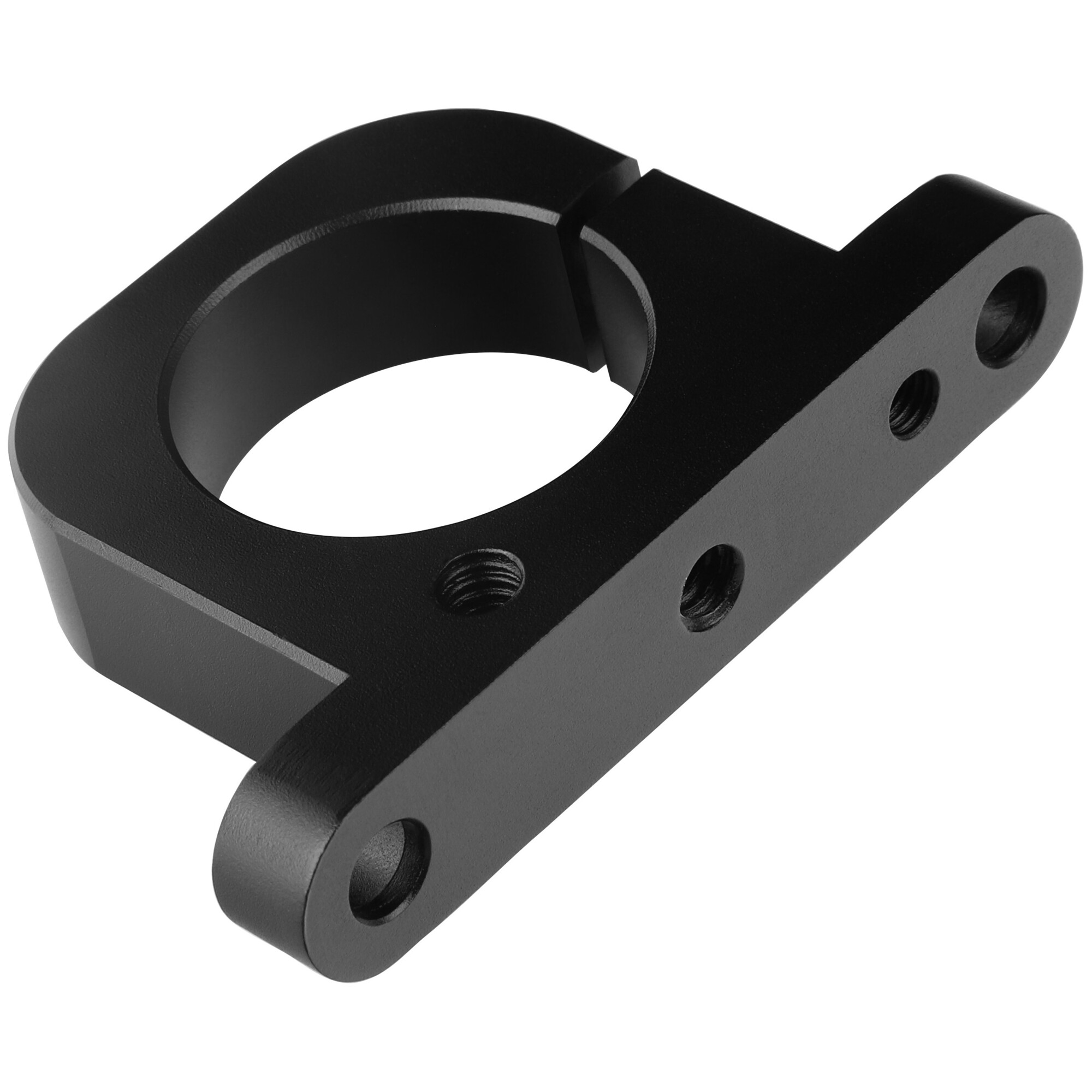 Eine schwarze Metallklemme mit kreisförmiger Öffnung und rechteckiger Verlängerung mit drei Löchern, isoliert auf Weiß.
