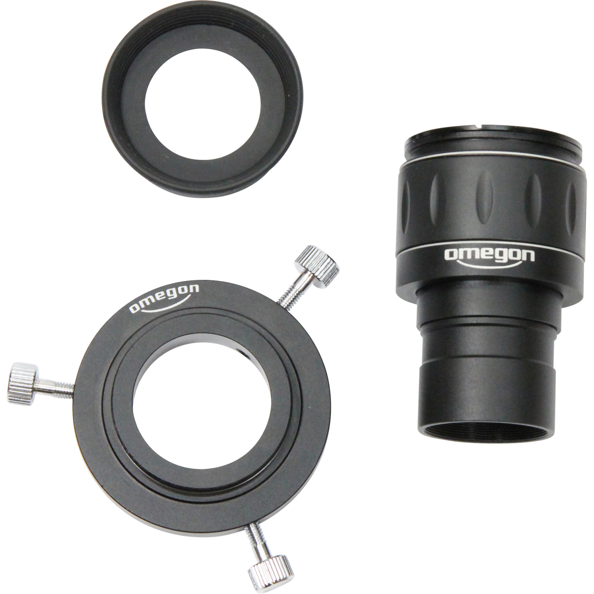 Drei schwarze Teleskopzubehörteile: ein Ring, ein Halter mit Schrauben und ein Okular mit dem Logo 'Omegon'.