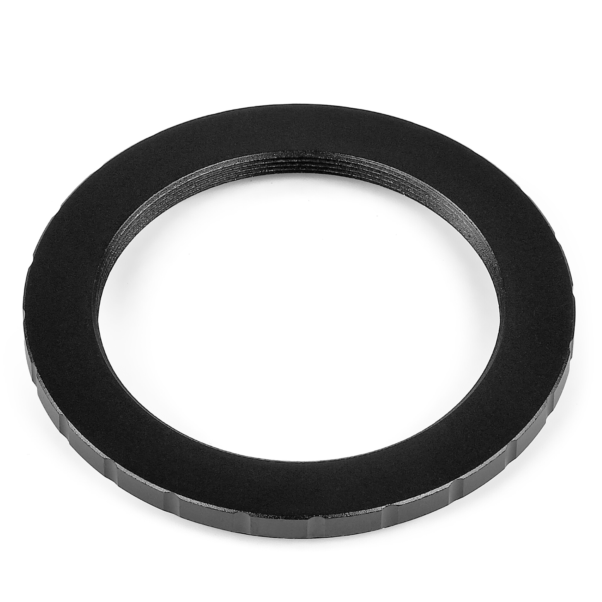 Ein schwarzer, kreisförmiger Metallring mit geriffelten Kanten, vor weißem Hintergrund.