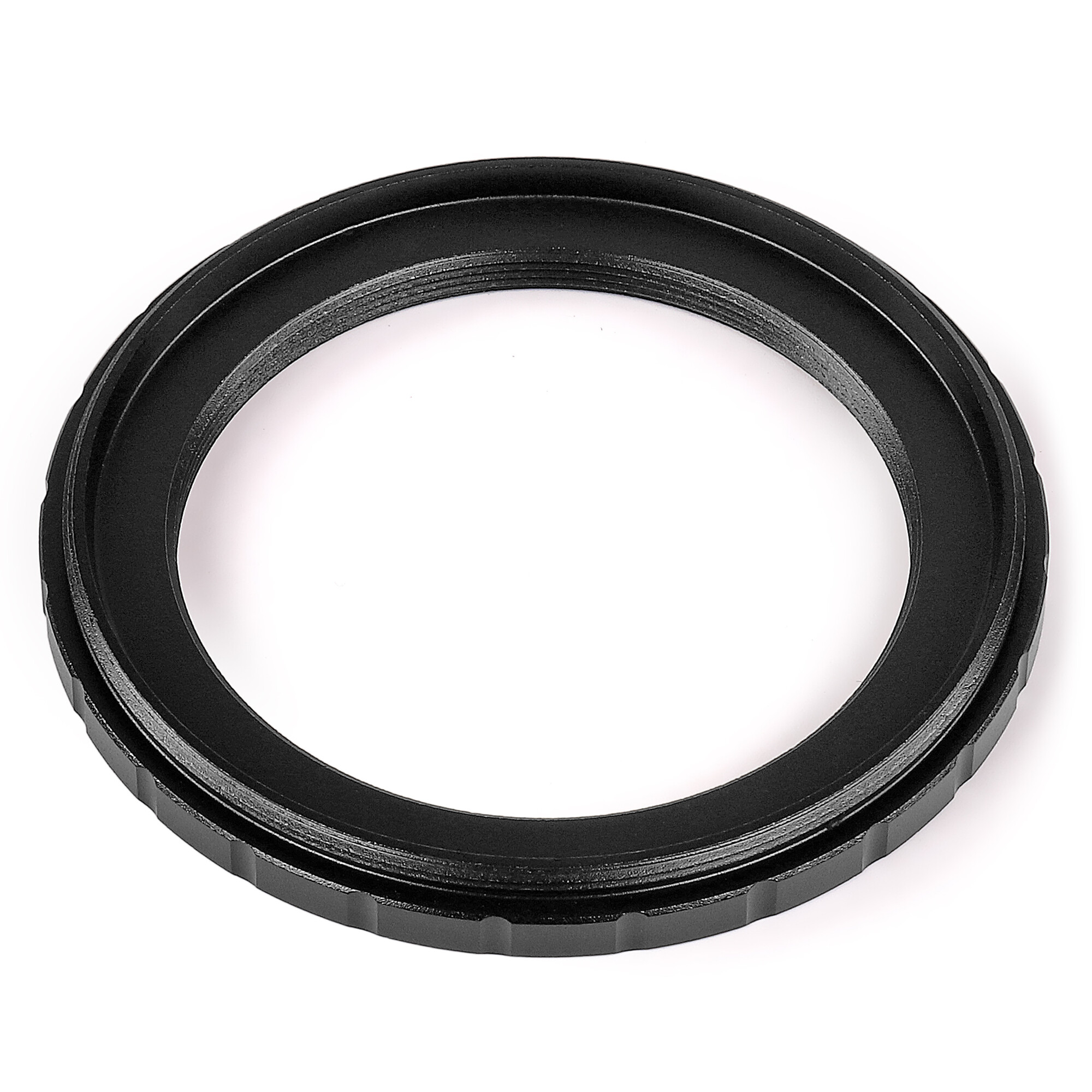 Ein schwarzer, kreisförmiger Adapterring mit Rippen am äußeren Rand, vor weißem Hintergrund.