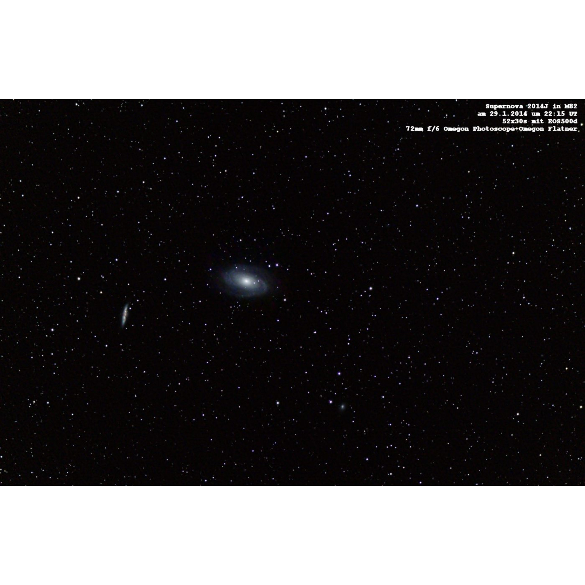 Ein Nachthimmelfoto zeigt eine Galaxie mit einer Supernova, umgeben von zahlreichen Sternen. Text oben rechts enthält Details.