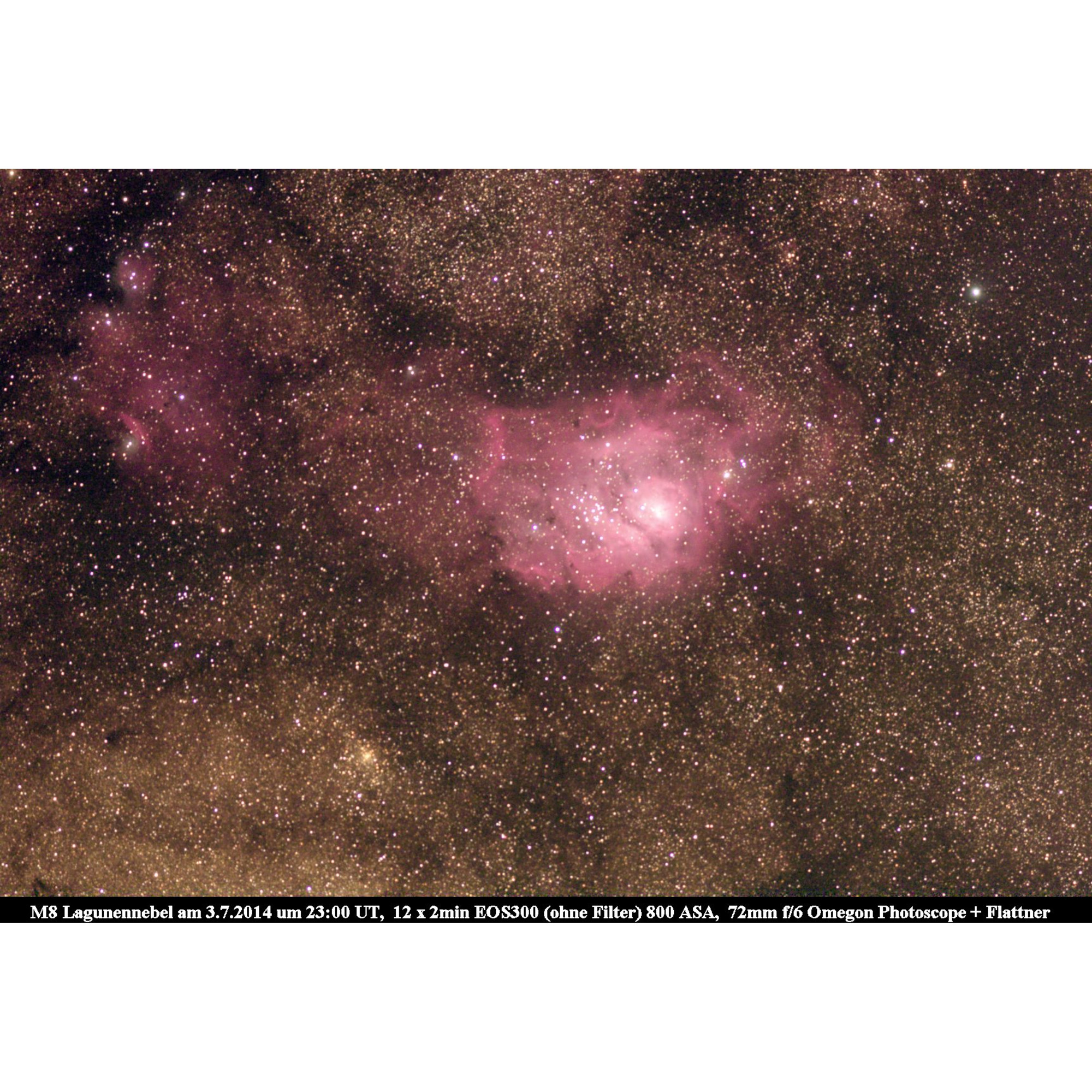 Ein Nachthimmelfoto, das den Lagunennebel, eine große rosa und rote Wolke, umgeben von vielen Sternen, zeigt.