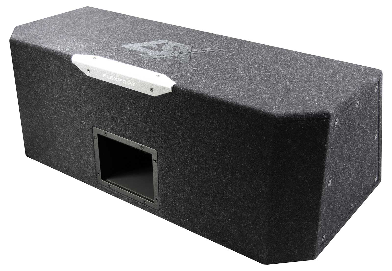 Eine dunkelgraue rechteckige Subwooferbox mit einem rechteckigen Anschluss an der Vorderseite. 'FLEXPORT' steht auf einem weißen Balken.