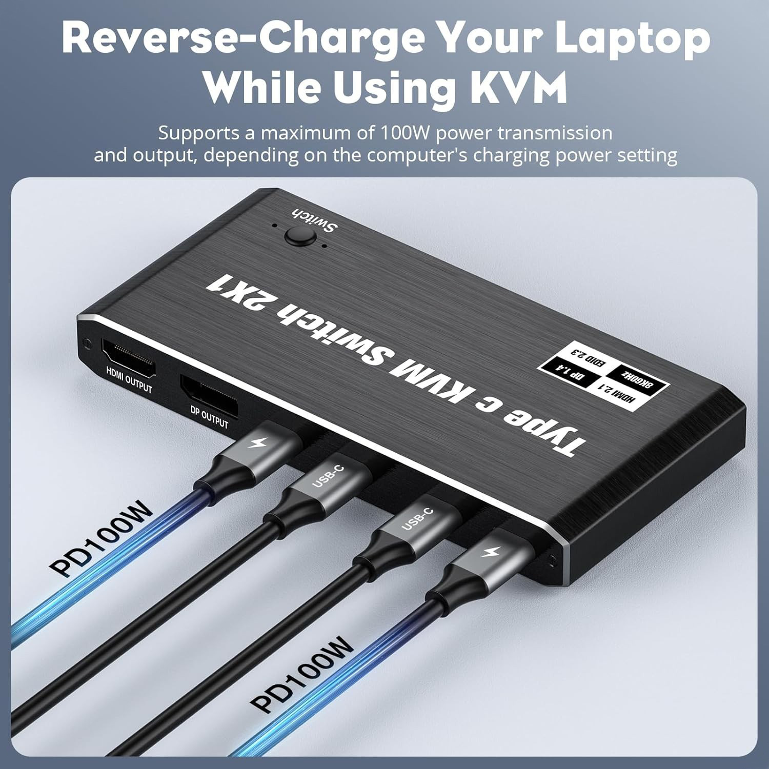 Ein schwarzer KVM-Switch mit angeschlossenen Kabeln, beschriftet mit PD100W und USB-C. Text: 'Reverse-Charge Your Laptop'.
